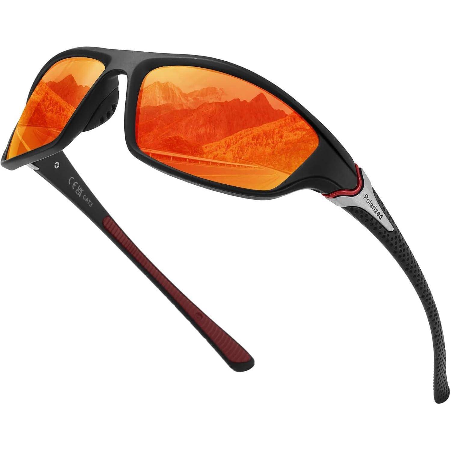 Schwarze und rote Sporttaucherbrille mit orangefarbenen Reflektionsgläsern, die eine Berglandschaft spiegeln.