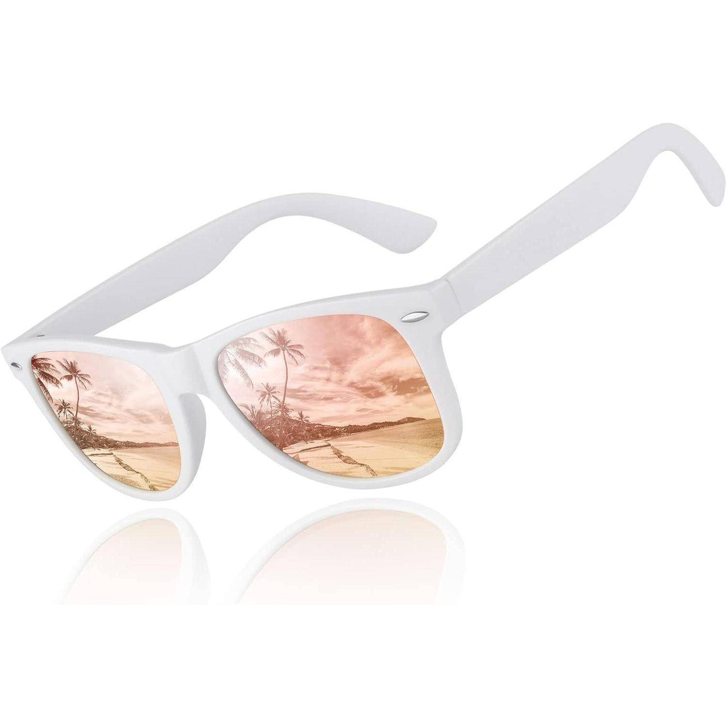 Weiße Sonnenbrille mit rosa getönten Gläsern, die eine Strand-Szenerie mit Palmen und dem Ozean reflektieren.