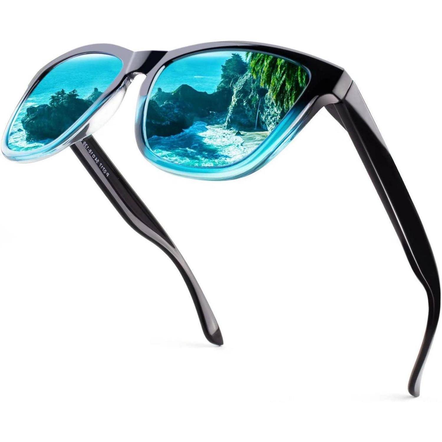 Sonnenbrille, die einen Ausblick auf eine felsige Küste mit üppiger Vegetation und blauen Ozeanwellen spiegelt, was ein abenteuerliches oder urlaubstypisches Motiv andeutet.