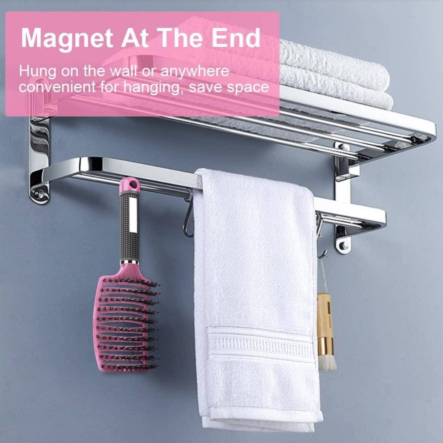 Ein an der Wand befestigtes Metallregal hält zusammengelegte Handtücher mit einer Bürste und einem Handtuch, die darunter hängen. Text lautet: „Magnet Am Ende.