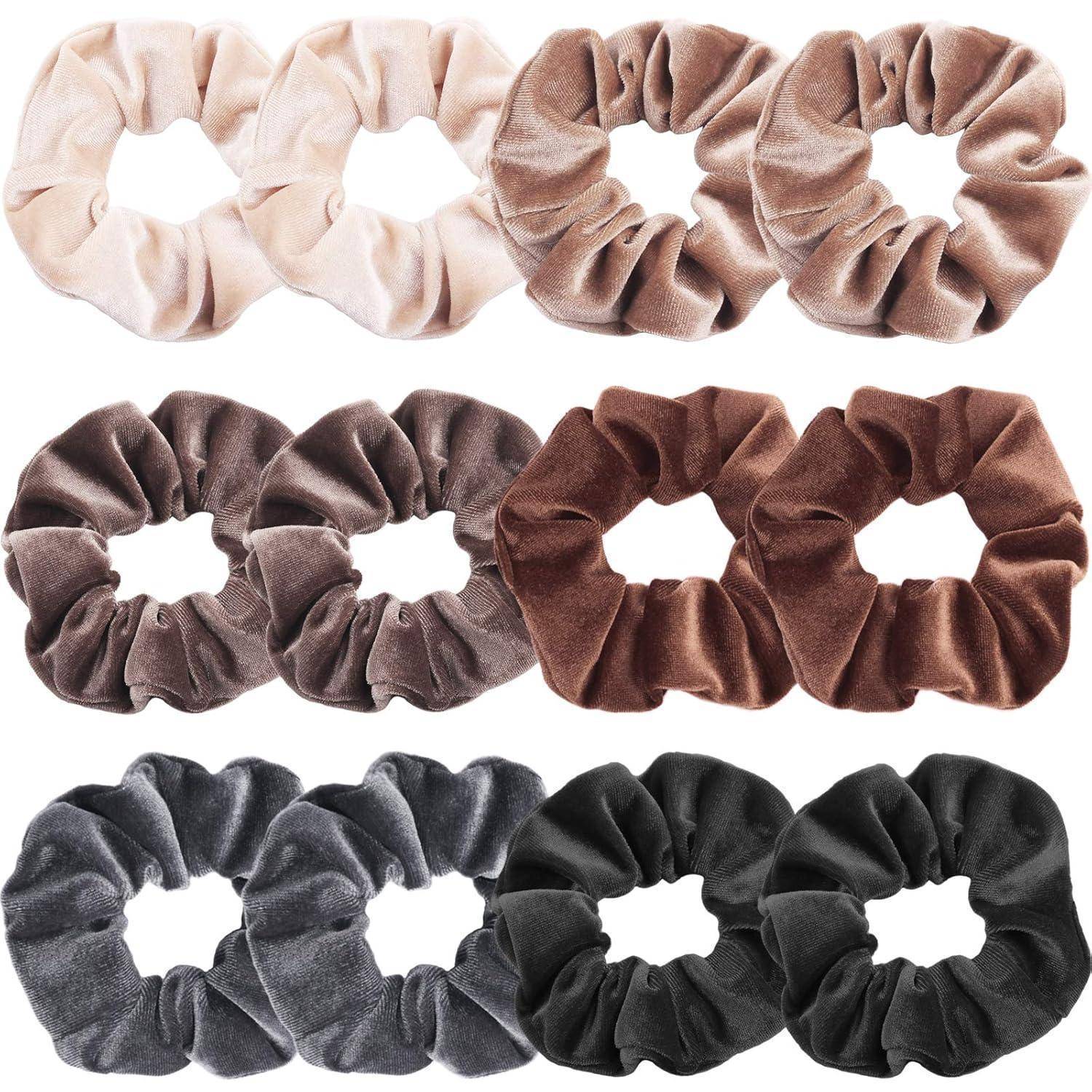 Verschiedene Samt-Haargummis in Beige-, Braun- und Schwarztönen sind in drei Reihen angeordnet und präsentieren verschiedene Farboptionen für Haaraccessoires.