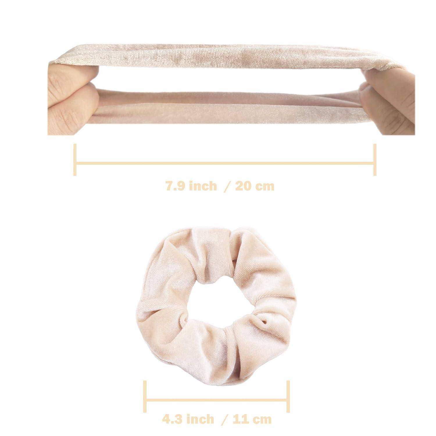 Hände dehnen einen beigen Scrunchie und betonen dessen Elastizität. Darunter sind die Maße von '7,9 Zoll / 20 cm' Breite und '4,3 Zoll / 11 cm' Durchmesser angegeben.