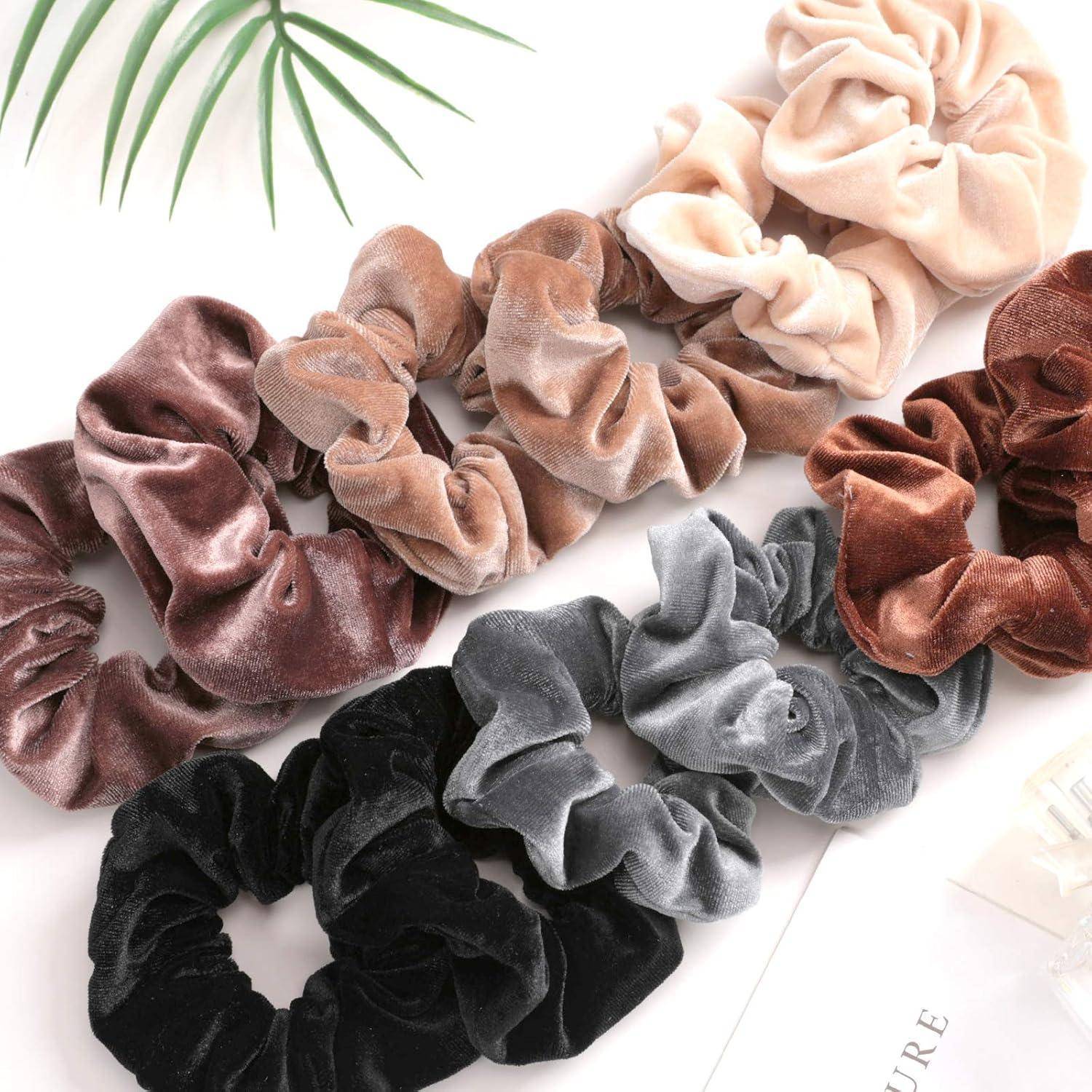 Eine Auswahl von Samt-Haargummis in verschiedenen Farben, darunter Schwarz, Grau, Braun, Beige und Blush, präsentiert auf einer weißen Oberfläche.
