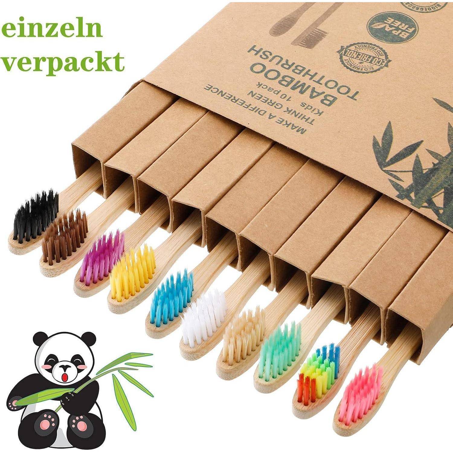 Neun Bambus-Zahnbürsten mit verschiedenfarbigen Borsten, in einer Reihe angeordnet. Umweltfreundliche Verpackung ist sichtbar. Text in Deutsch liest sich 