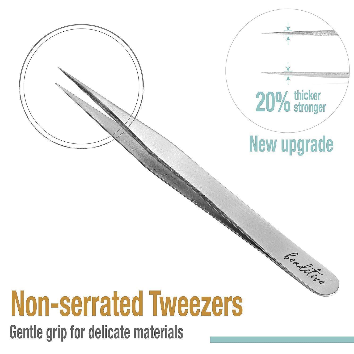 Pinzetten ohne Verzahnung mit Hervorhebung des '20% dickeren stärkeren' Designs und 'Neues Upgrade'. Geeignet für sanftes Handhaben empfindlicher Materialien.