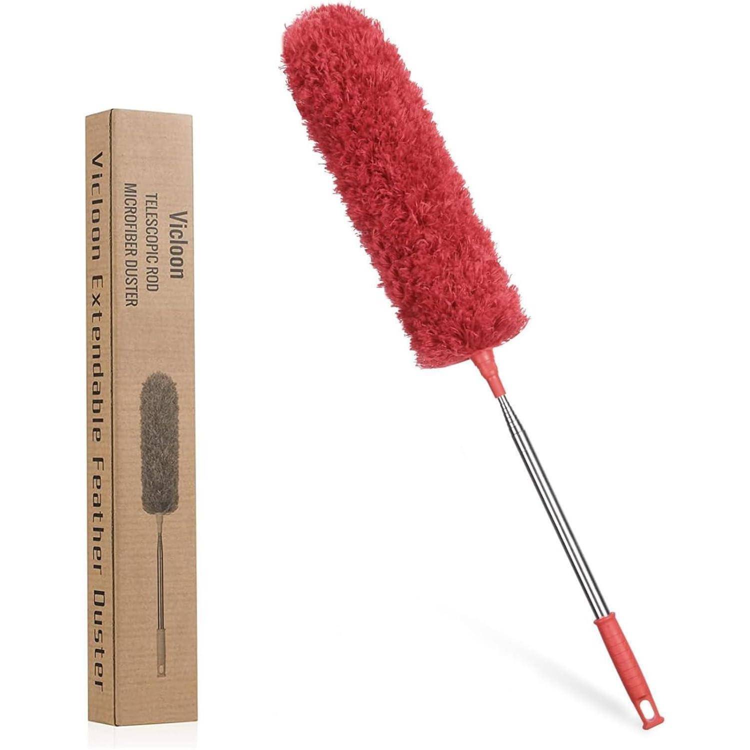 Roter Federstaubwedel mit ausziehbarem Griff neben seiner Verpackungsbox, auf der 