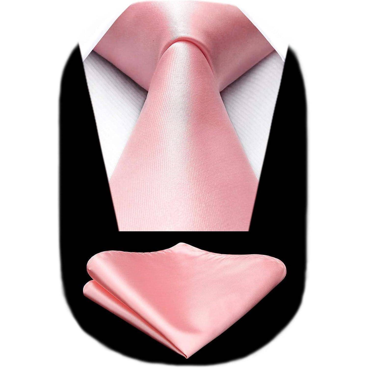 Eine rosa Seidenkrawatte und ein passendes Einstecktuch, die vor einem schwarzen Hintergrund präsentiert werden und einen formellen oder eleganten Kleidungsaccessoire-Satz andeuten.