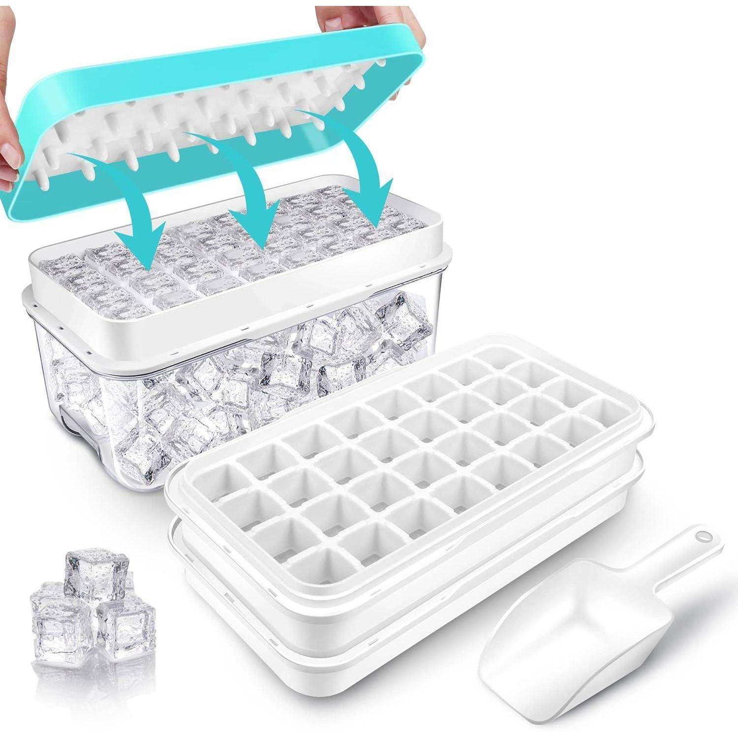 Ein Eiswürfelbehälter, der geöffnet wird, mit Pfeilen, die das Herauslösen der Eiswürfel in einen Aufbewahrungsbehälter voller Würfel anzeigen, und einen weißen Schaufel in der Nähe.