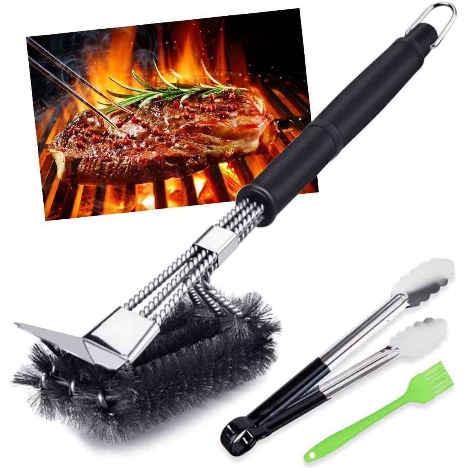 Grillbürsten-Set mit Zange und Backpinsel im Vordergrund; im Hintergrund ein auf einem flammenden Grill gebratenes Steak.