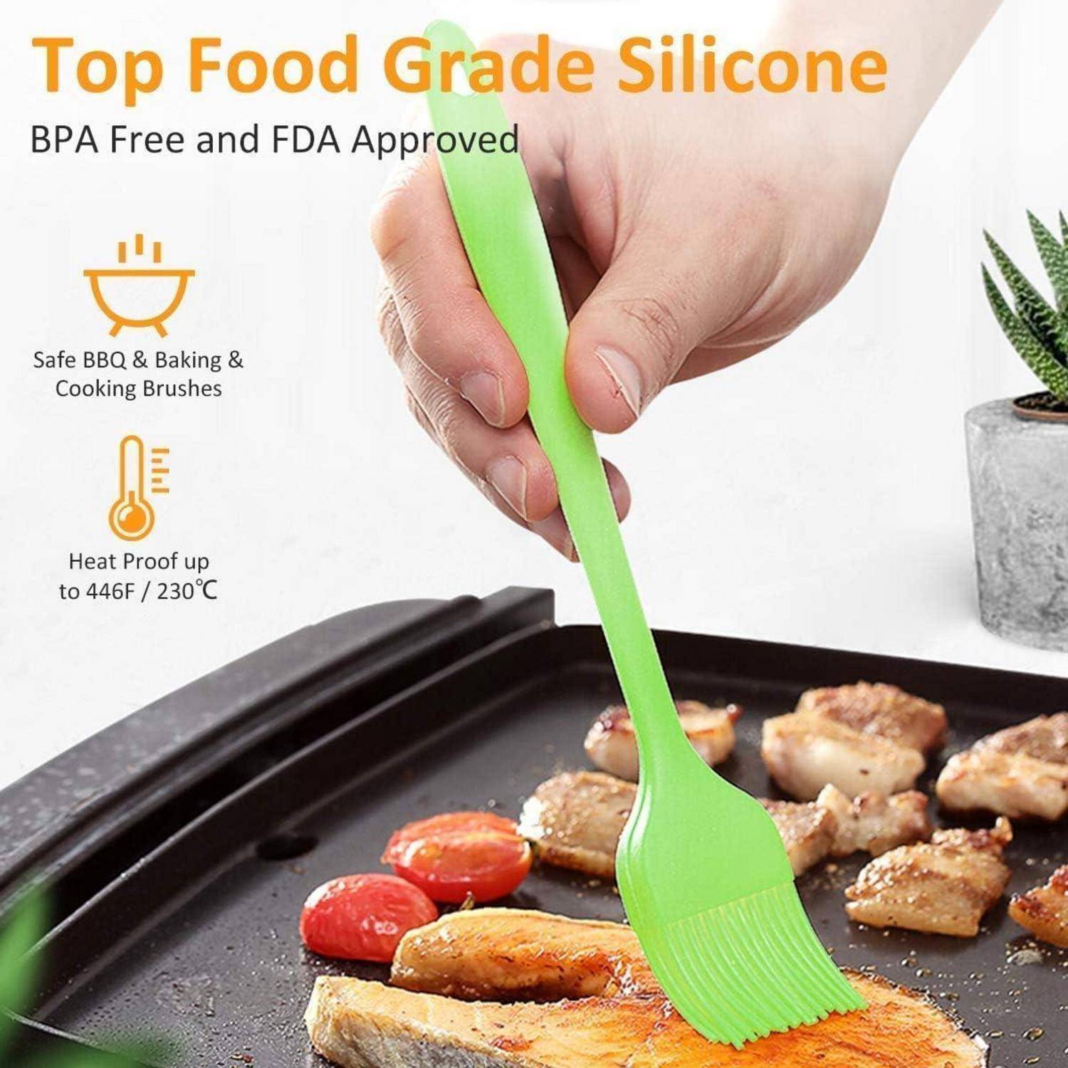 „Eine Hand verwendet eine grüne Silikonbürste, um Sauce auf Fleisch zu pinseln, das auf einem Grill brät. Hinweistext: ‚Lebensmittelecht (Top Food Grade Silicone)', ‚BPA-frei und FDA-zugelassen'.