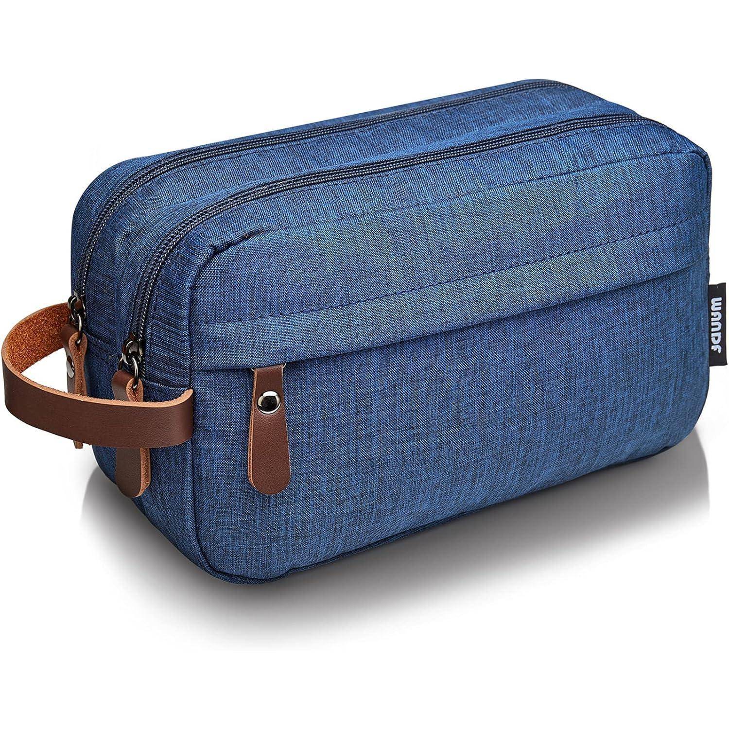 Eine blaue Kulturtasche aus Stoff in rechteckiger Form mit braunen Lederriemen an beiden Enden. Sie verfügt über einen Reißverschluss an der Oberseite.