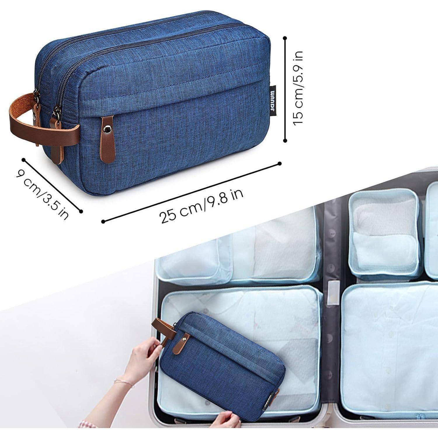 Eine blaue Reisetasche mit Lederakzenten, die 25 cm x 15 cm x 9 cm misst, die in einem Koffer zusammen mit anderen Organizer-Taschen gezeigt wird.