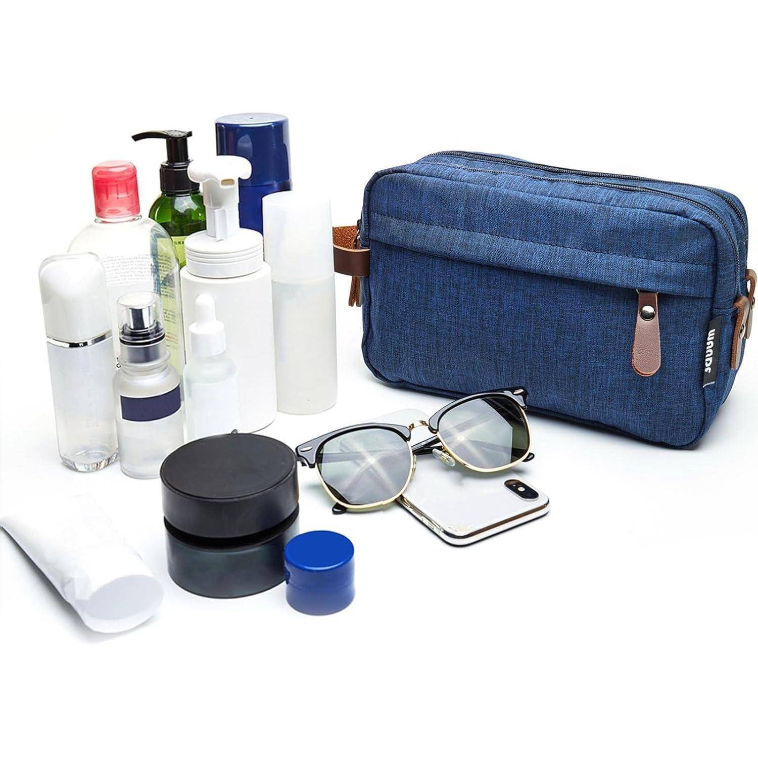 Ein Reise-Kosmetiktasche mit einer blauen Tasche, verschiedenen Flaschen, Gläsern, Sonnenbrille und einem Smartphone, der persönliche Pflegeutensilien für eine Reise präsentiert.