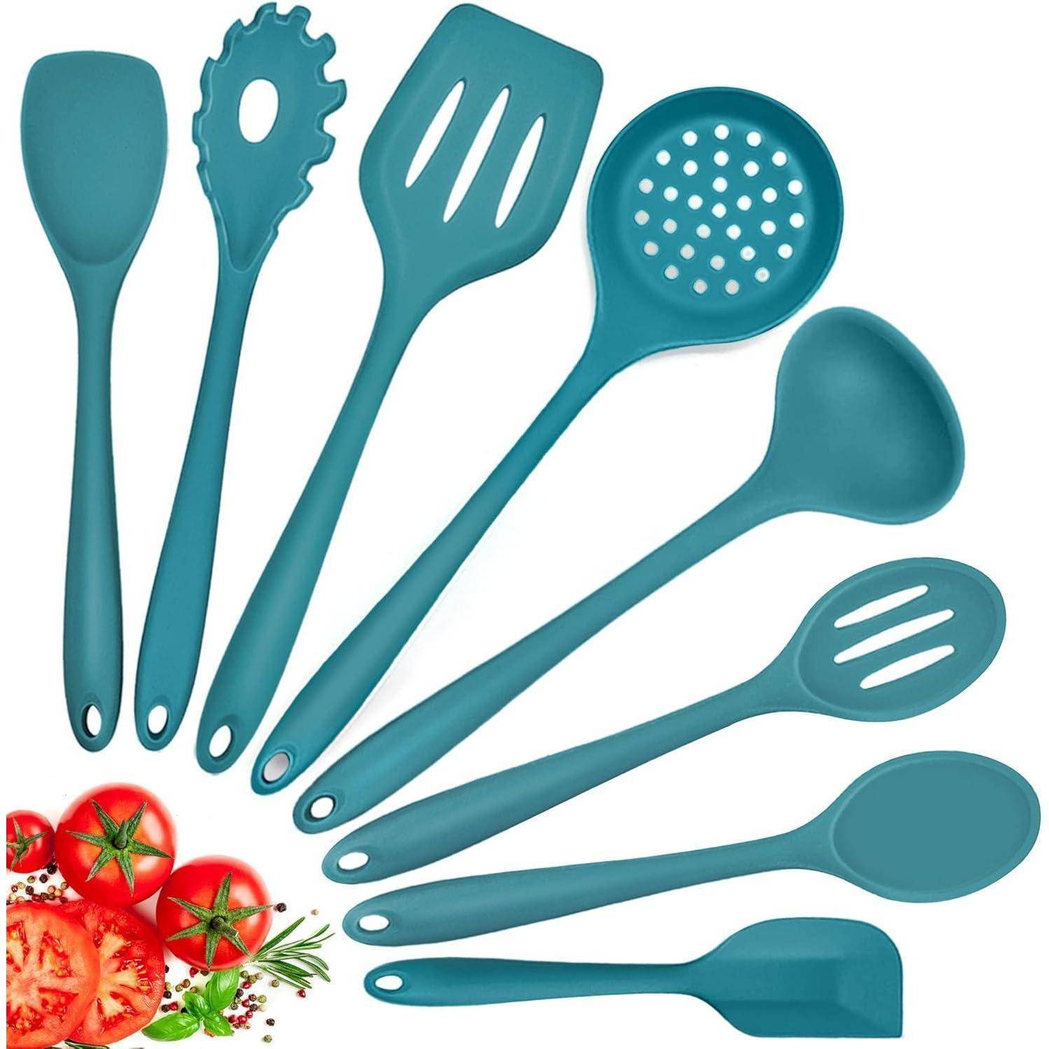Ein Set aus zehn türkisfarbenen Küchenutensilien, einschließlich Löffel, Pfannenwender und einem Schneebesen, präsentiert mit frischen Tomaten und Kräutern.