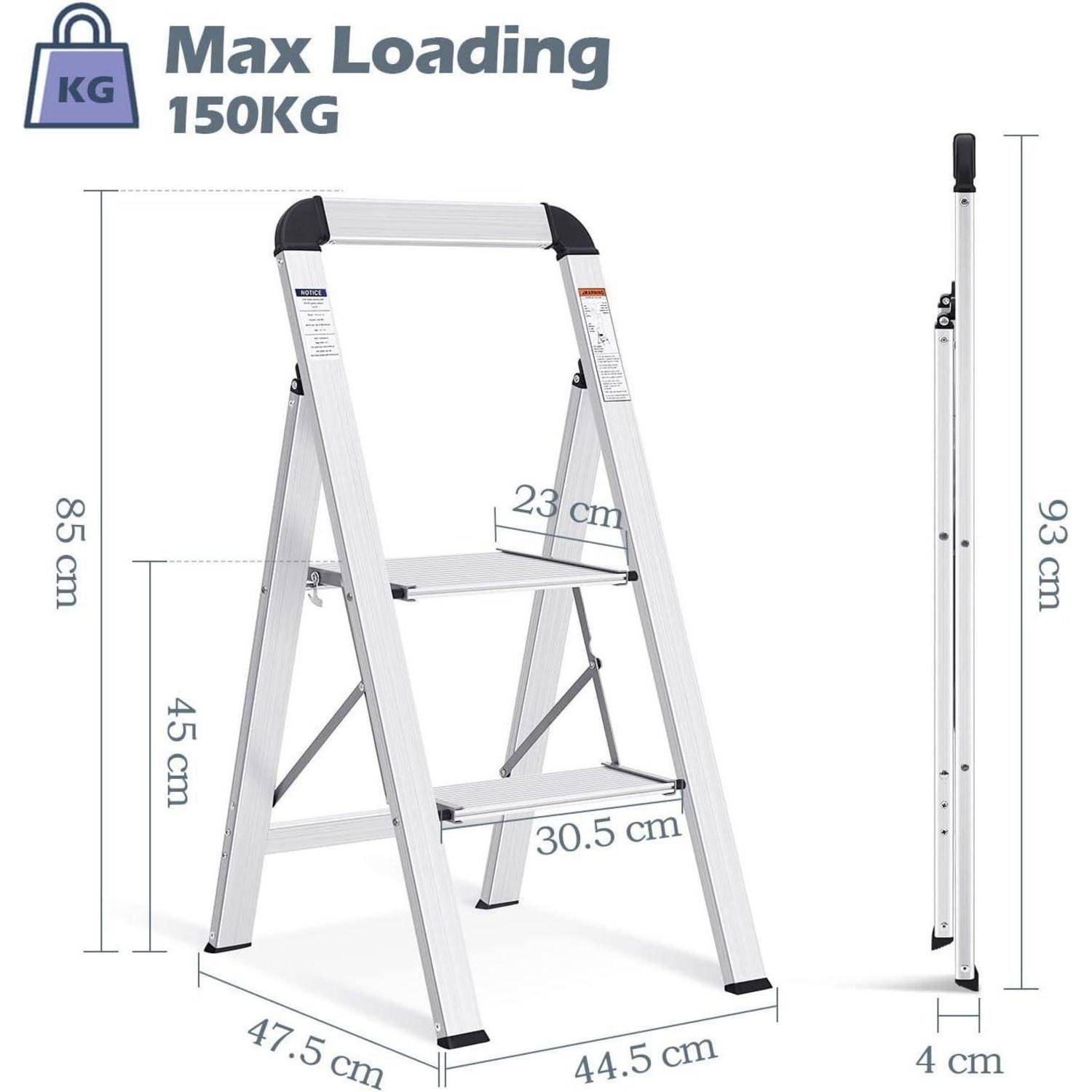 Eine Klappleiter mit zwei Stufen und Handlauf. Maximale Belastung 150 kg. Abmessungen: Höhe 85 cm, Stufenhöhe 45 cm, Stufenbreite 30,5 cm.