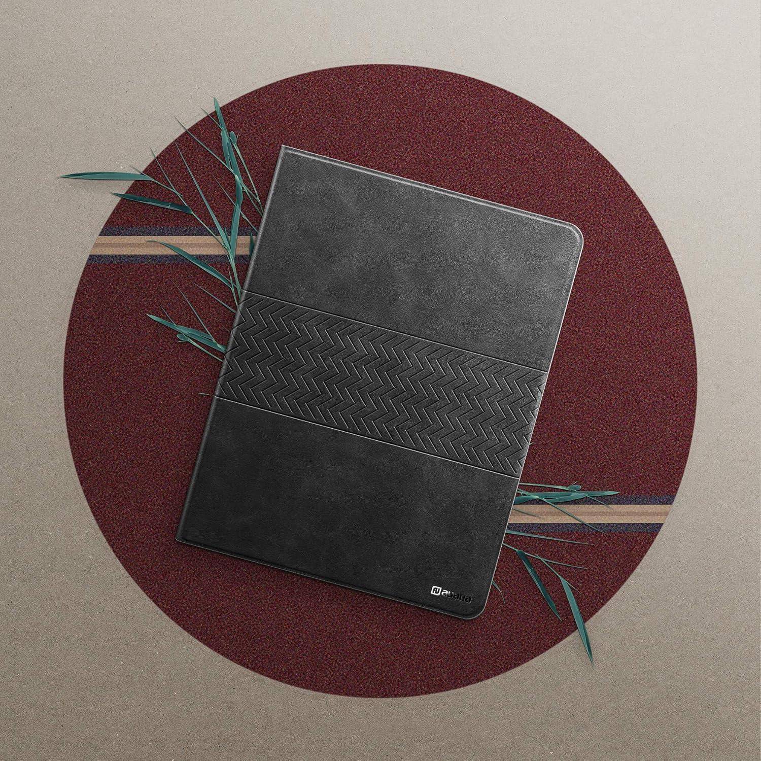 Eine schwarze, strukturierte Tablet-Hülle, die auf einer roten Kreisfläche liegt, umgeben von dekorativen grünen Blättern.