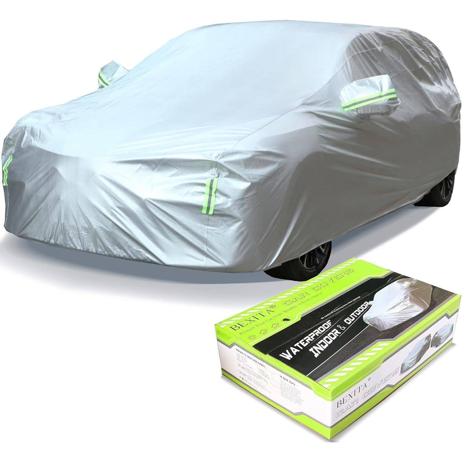 Ein Auto ist mit einer silbernen, wasserdichten Abdeckung bedeckt. Das Bild zeigt auch die Verpackungsschachtel, die mit 