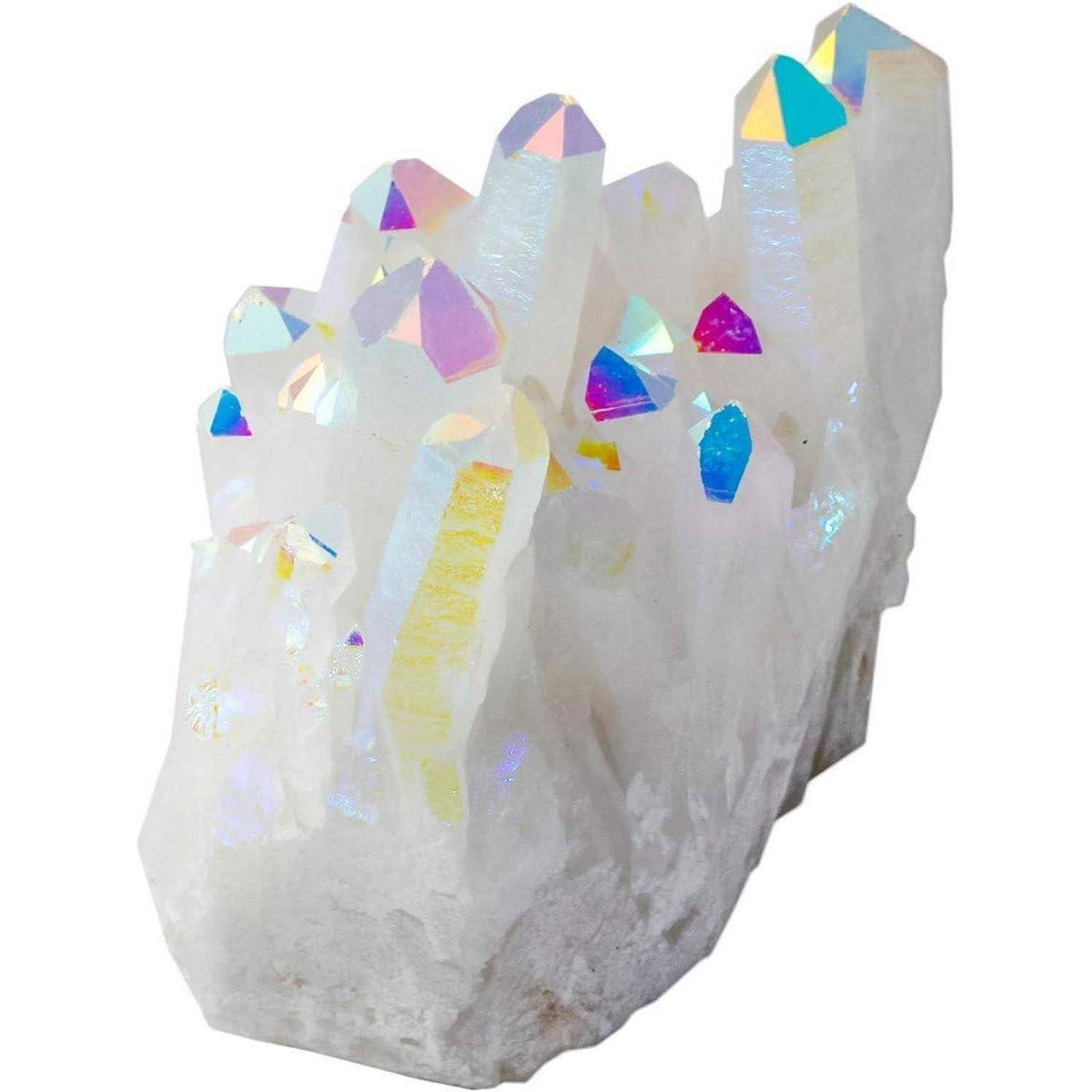 Ein Cluster aus irisierenden Quarzkristallen mit prismenartigen Formen, die verschiedene Farben wie Lila, Blau und Gelb auf einer weißen Basis reflektieren.