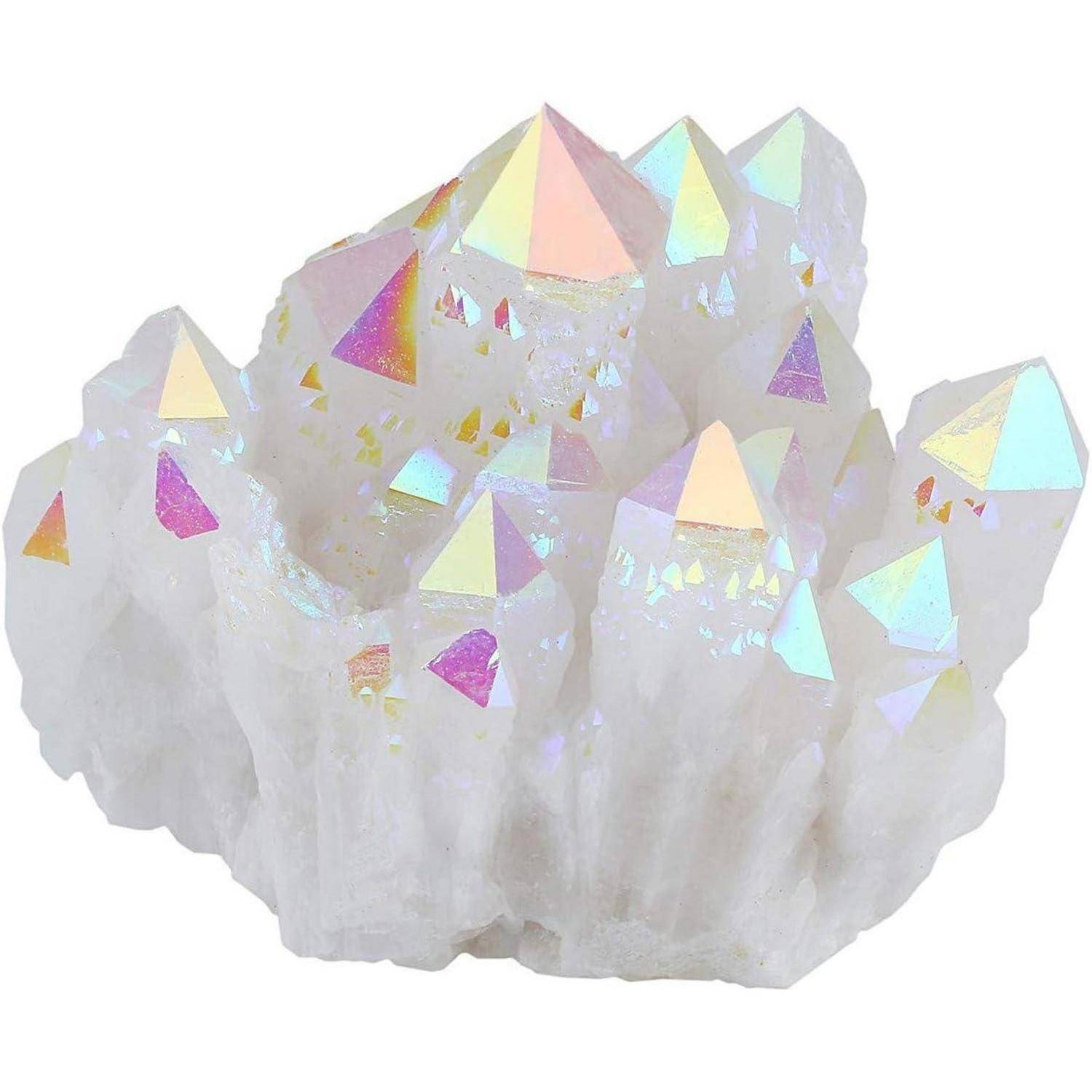 Ein irisierender Kristallcluster mit prismenartigen Spitzen, die Schattierungen von Rosa, Blau und Gelb zeigen, vor einem weißen Hintergrund.