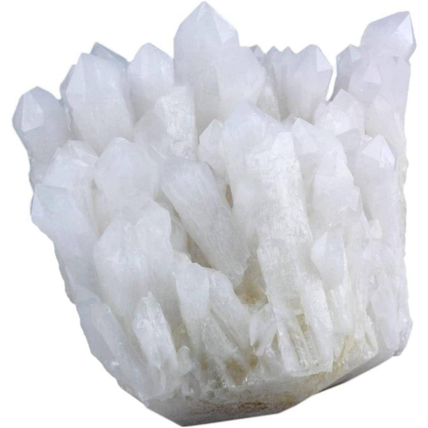 Ein Cluster von klaren Quarzkristallen mit scharfen, länglichen Spitzen, die von einer gemeinsamen Basis ausgehen und eine durchscheinende, funkelnd glitzernde Erscheinung zeigen.