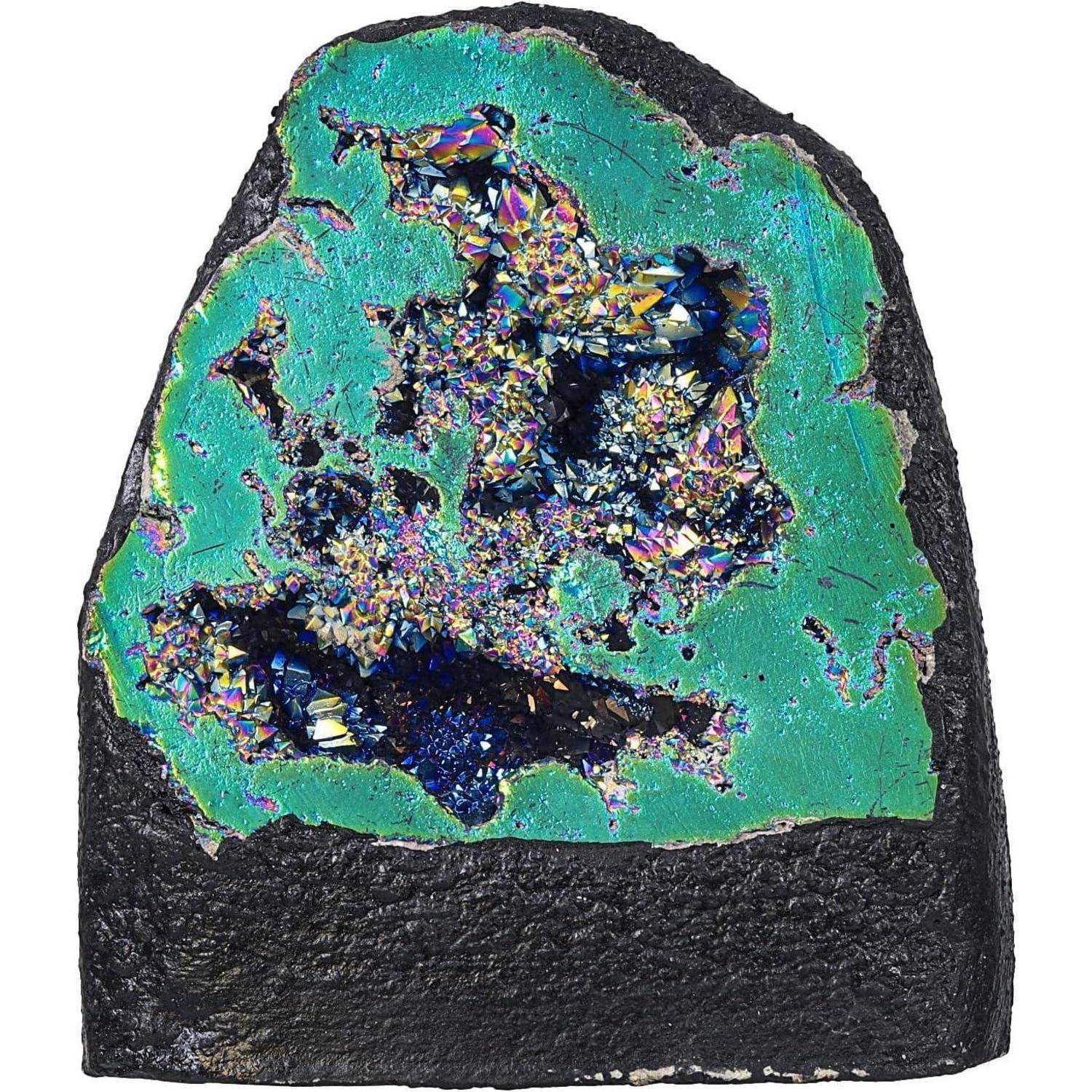 Eine lebendige grün-blaue Mineralprobe mit funkelnden, schillernden Kristallen, die sich von einem dunklen, strukturierten Untergrund abheben.