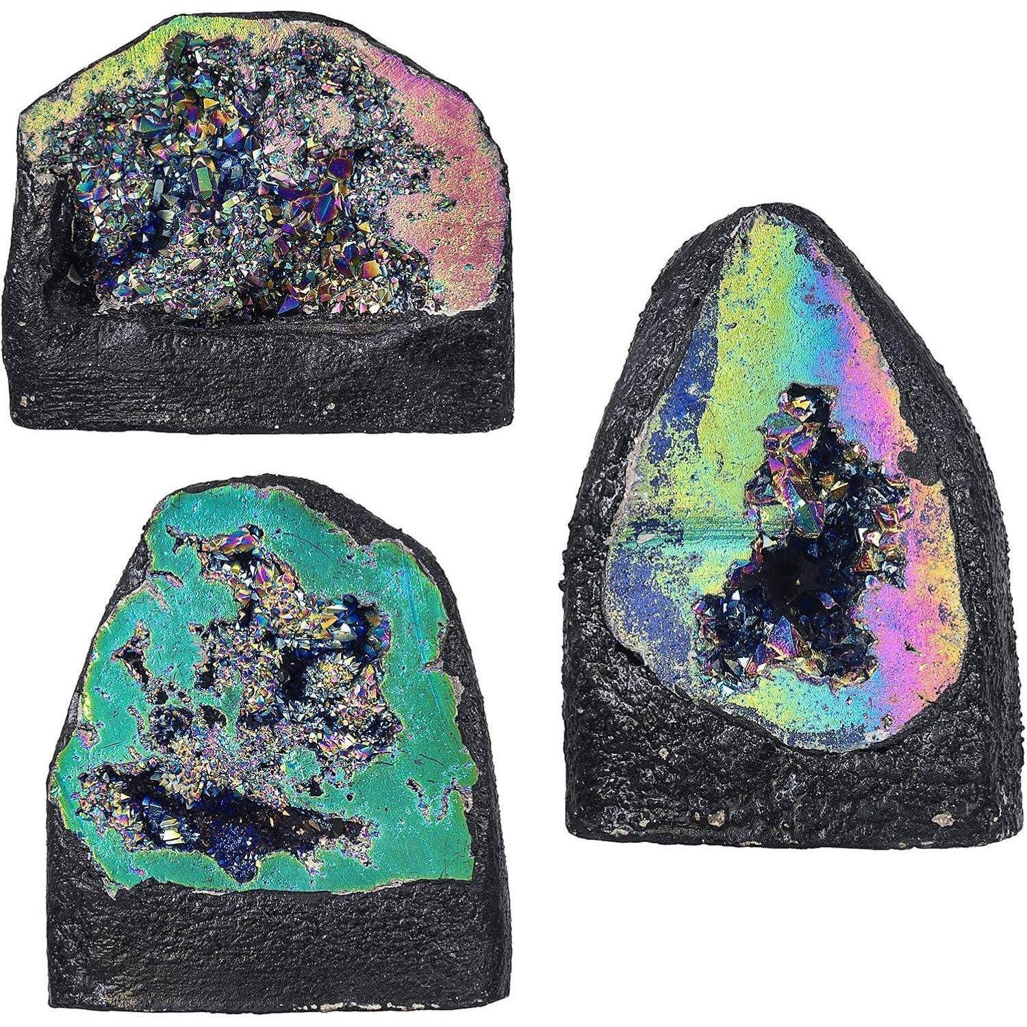 Drei geschliffene Mineralscheiben mit irisierenden Oberflächen, die Regenbogenfarben und raue Texturen zeigen und natürliche geologische Formationen präsentieren.
