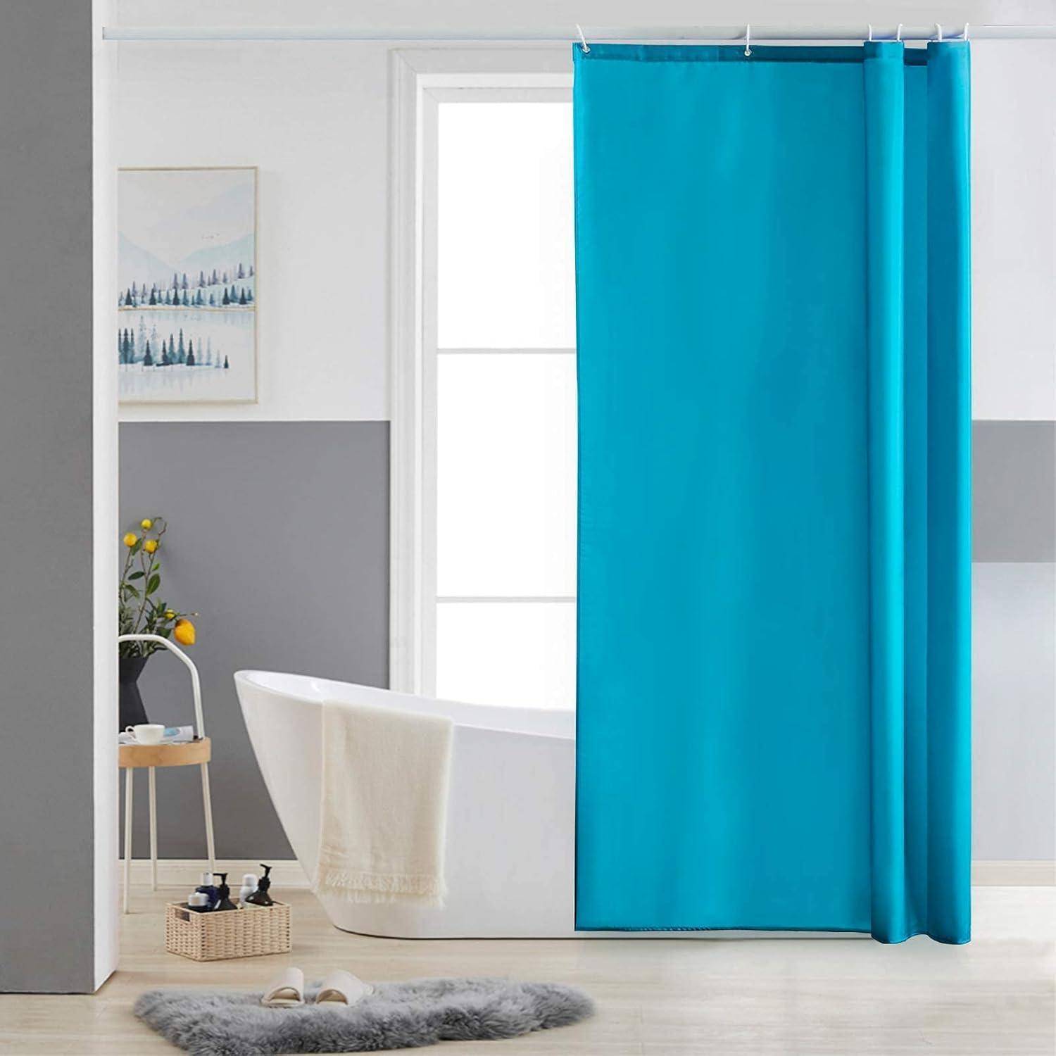 Ein modernes Badezimmer mit einer freistehenden weißen Badewanne, einem hellblauen Duschvorhang und neutraler Einrichtung. Ein Stuhl trägt eine Vase mit Blumen und Handtüchern.