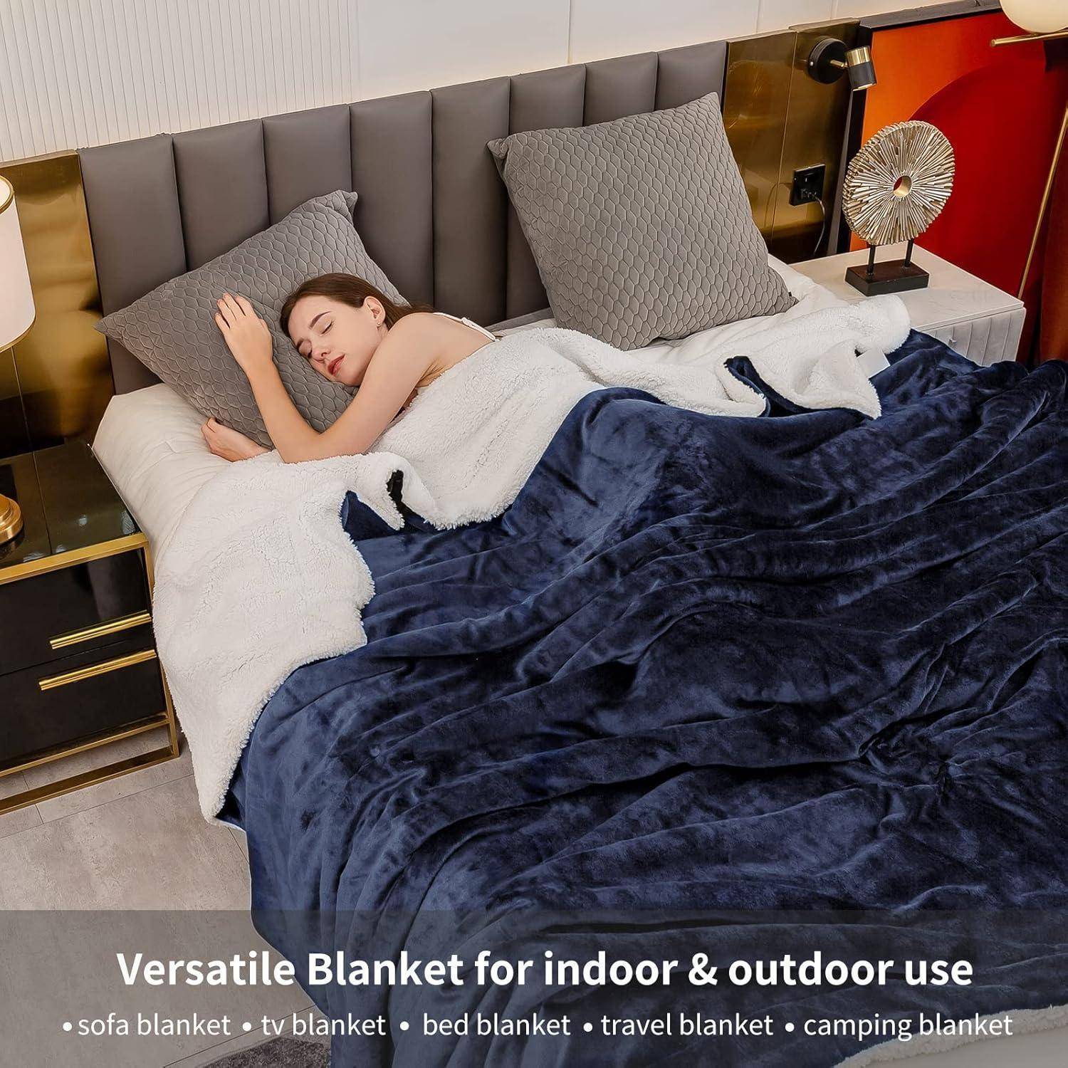 Eine Person schläft gemütlich auf einem Bett mit einer plüschigen blau-weißen Decke. Text lautet: "Vielseitige Decke für Innen- & Außenbereich."