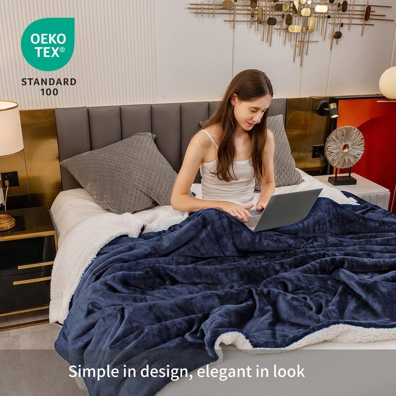 Eine Frau sitzt auf einem Bett mit einem Laptop, zugedeckt mit einer blauen Decke. Der Raum ist stilvoll und modern. Der Text lautet: „Einfach im Design, elegant im Aussehen".