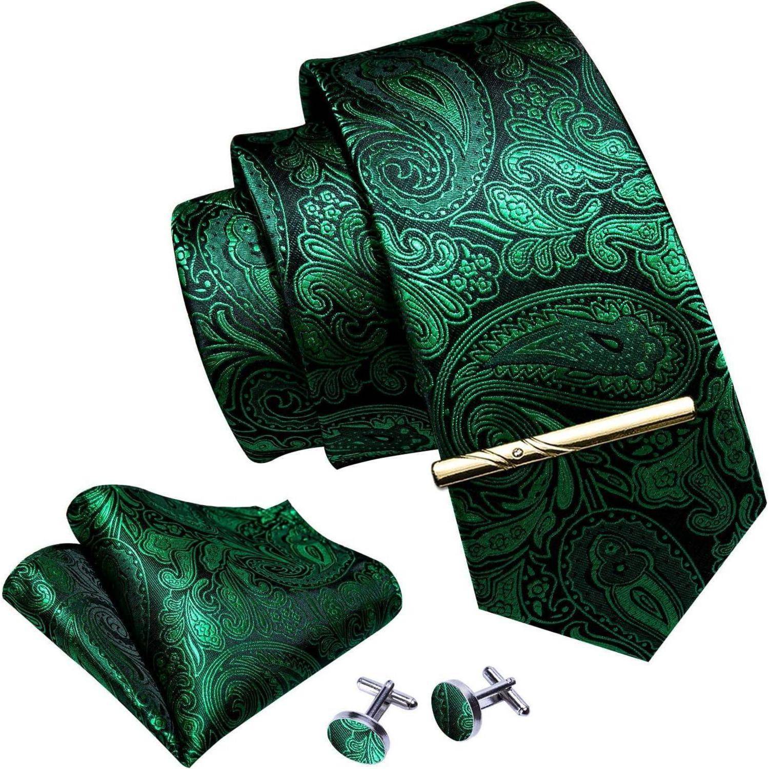 Eine dunkle grüne Paisley-Krawatte mit passendem Einstecktuch und Manschettenknöpfen, die komplexe Muster und eine goldene Krawattennadel aufweist, ideal für formelle Kleidung.