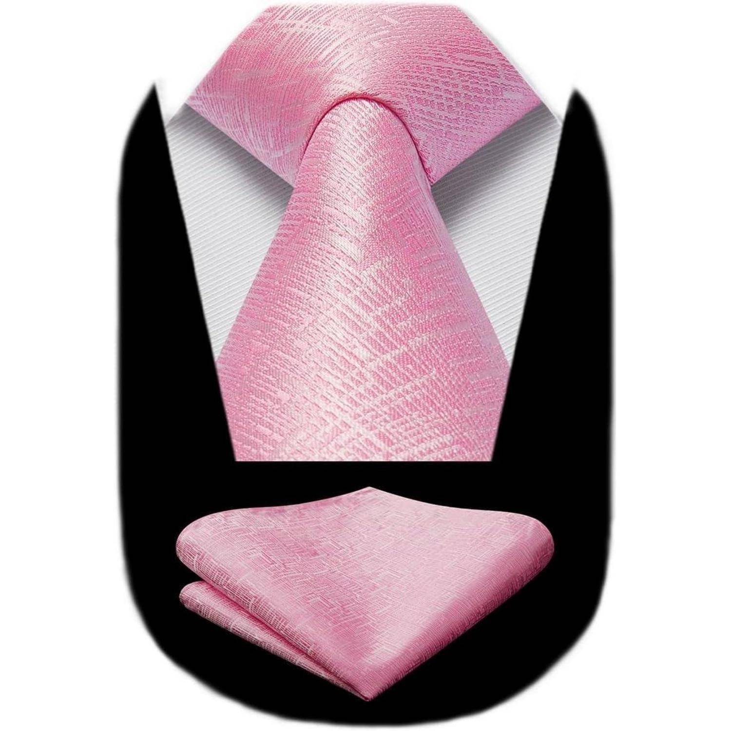 Eine strukturierte rosa Krawatte wird mit einem passenden Einstecktuch kombiniert, beide vor einem schwarzen Hintergrund präsentiert.