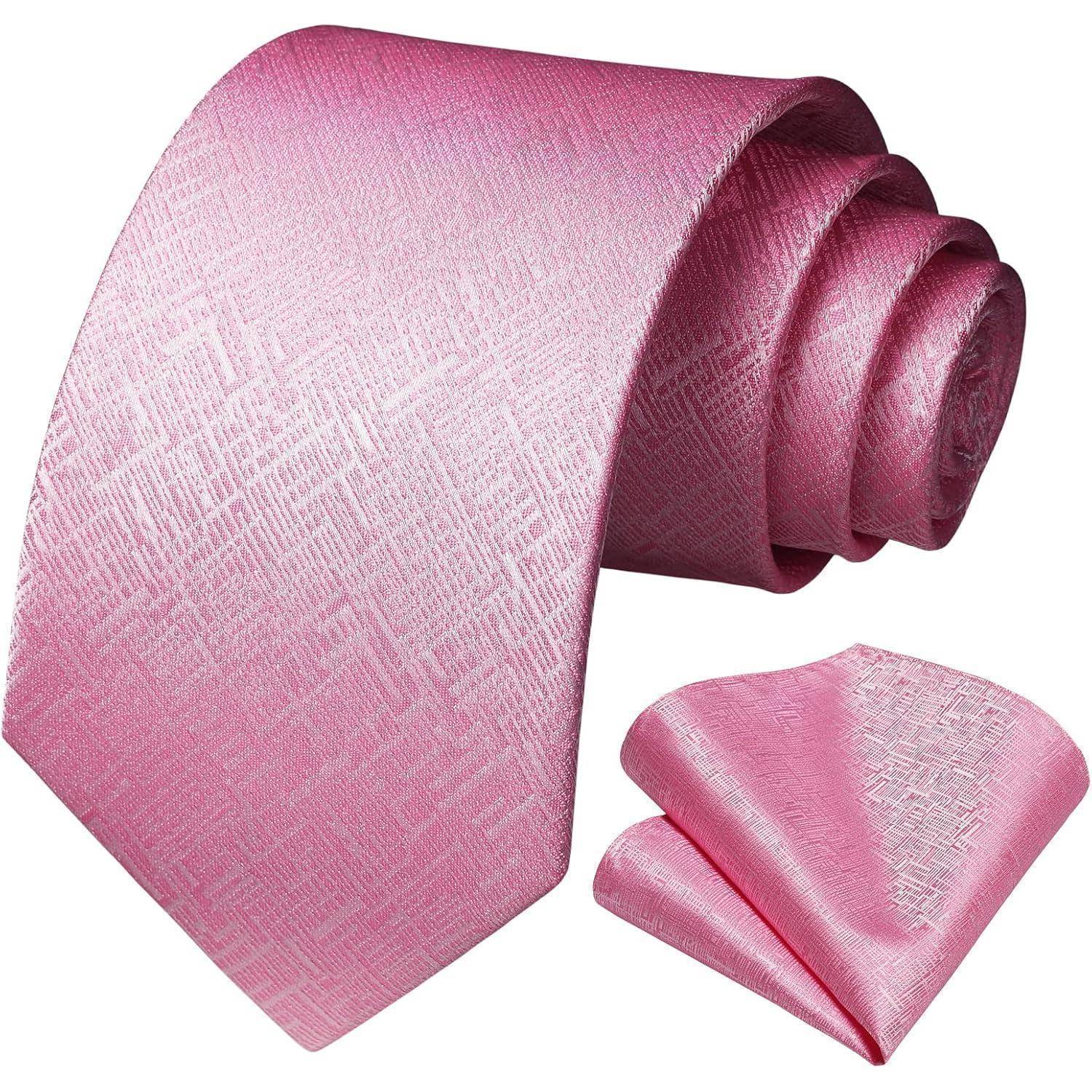 Eine rosa Krawatte mit einem dezenten strukturierten Muster, neben einem passenden Einstecktuch, auf einem schlichten weißen Hintergrund.