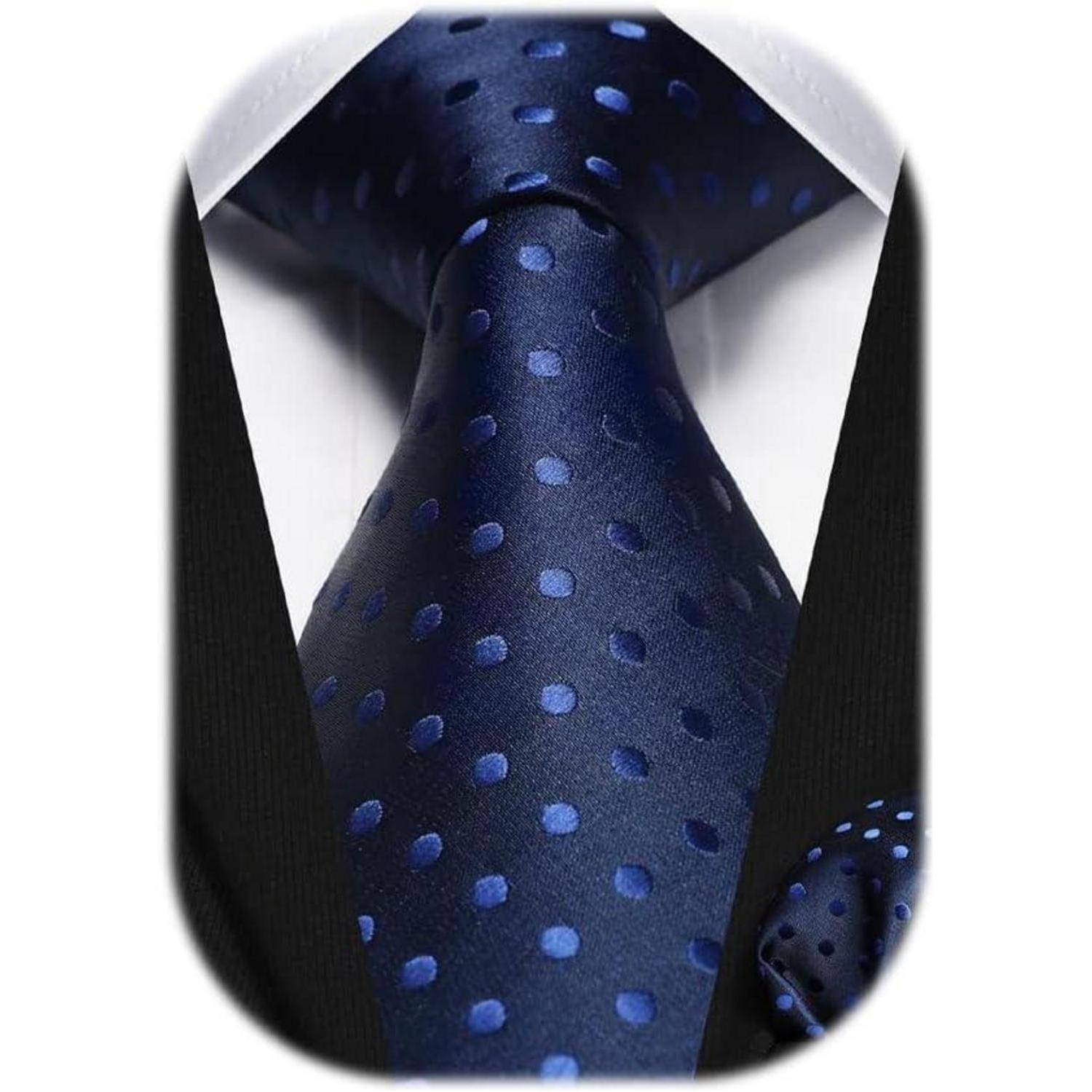 Eine Nahaufnahme einer blauen Punktekrawatte, getragen zu einem schwarzen Anzug und weißem Hemd, die eine formelle und elegante Garderobe präsentiert.