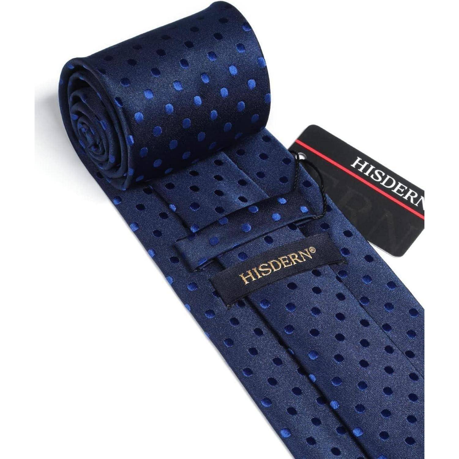 Eine zusammengerollte dunkelblau-marinefarbene Krawatte mit blauen Polka Dots neben einem entrollten Abschnitt. Ein Etikett zeigt den Markennamen 'HISDERN'.