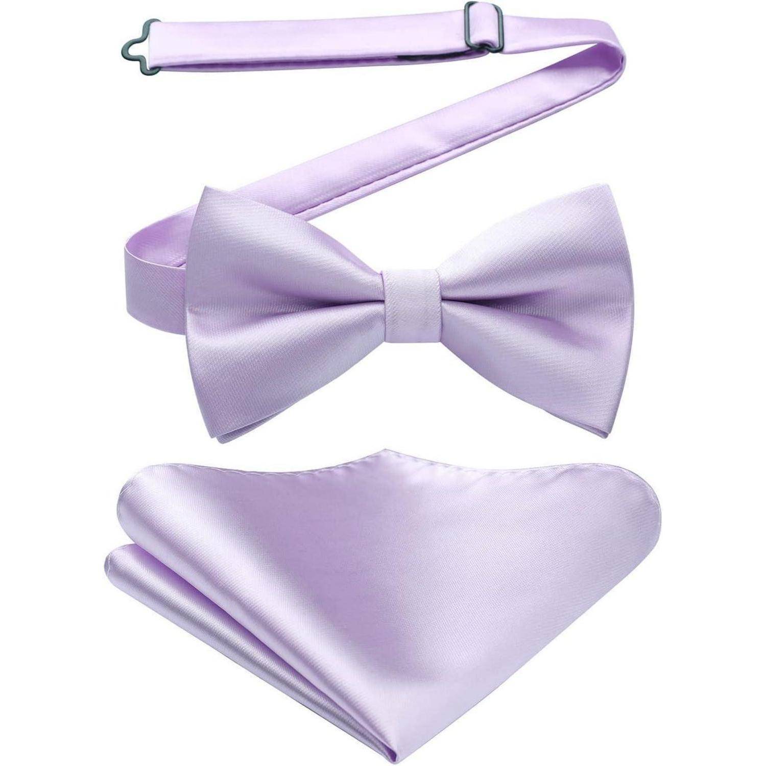 Eine hellviolette Fliege, verstellbarer Riemen und passendes Einstecktuch, entworfen für festliche Anlässe.