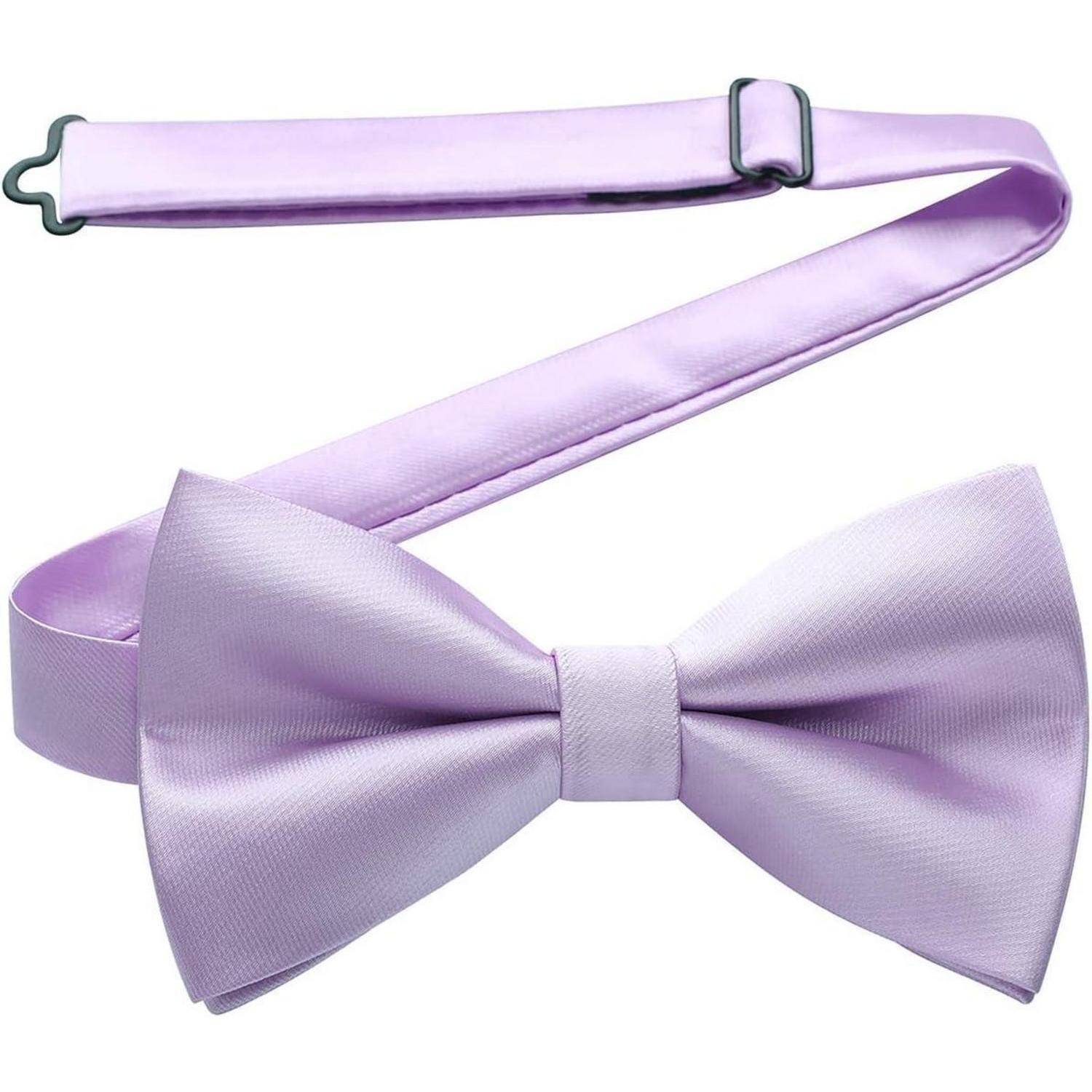 Eine Lavendel-Fliege mit passendem verstellbaren Riemen wird gezeigt, die ihre elegante Satin-Textur und das schlichte Verschlussdesign hervorhebt.