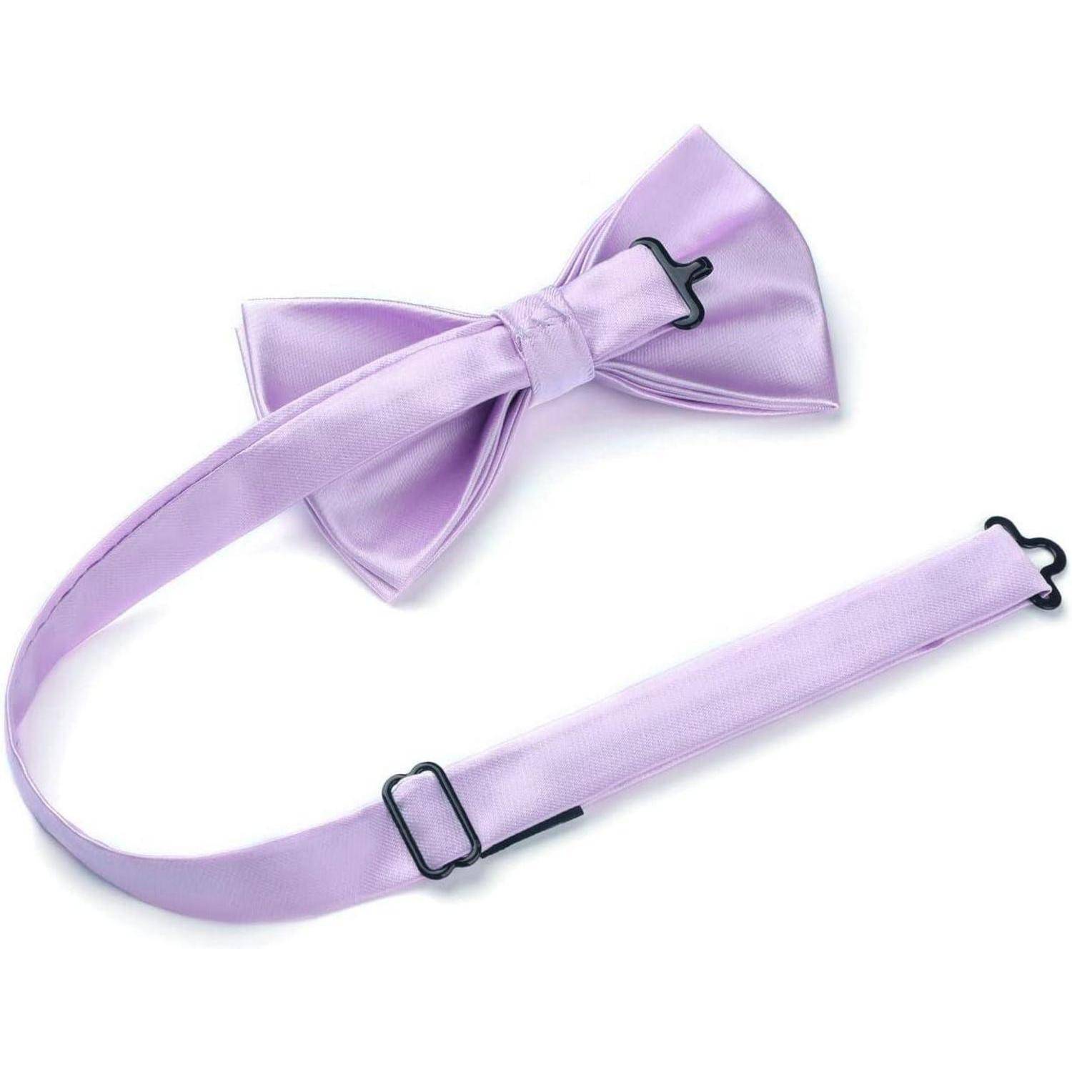 Eine Lavendel-Satinschleife mit verstellbarem Gurt und Metallverschlüssen, geeignet für festliche Kleidung.