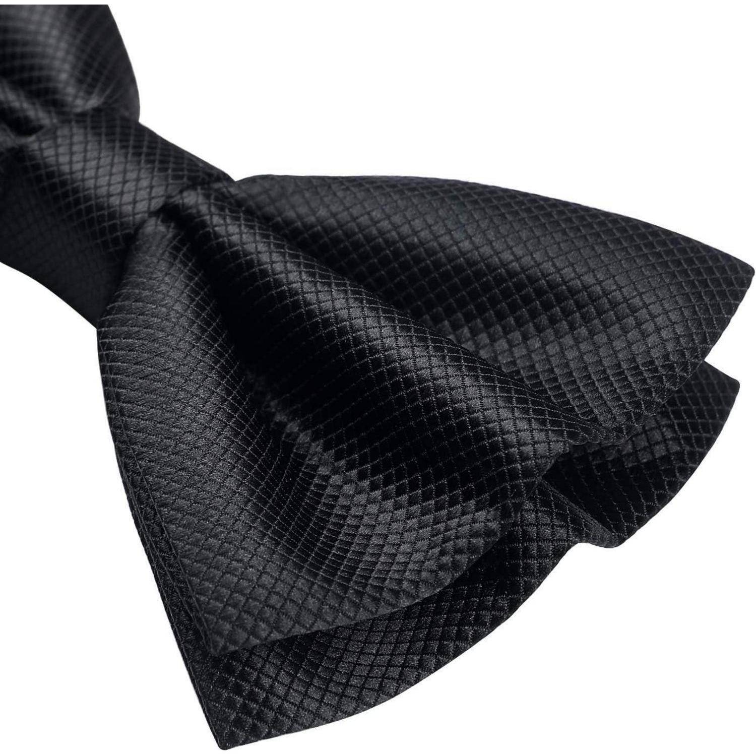 Eine schwarze Fliege mit Rautenmuster, ordentlich gebunden, geeignet für formelle Anlässe.