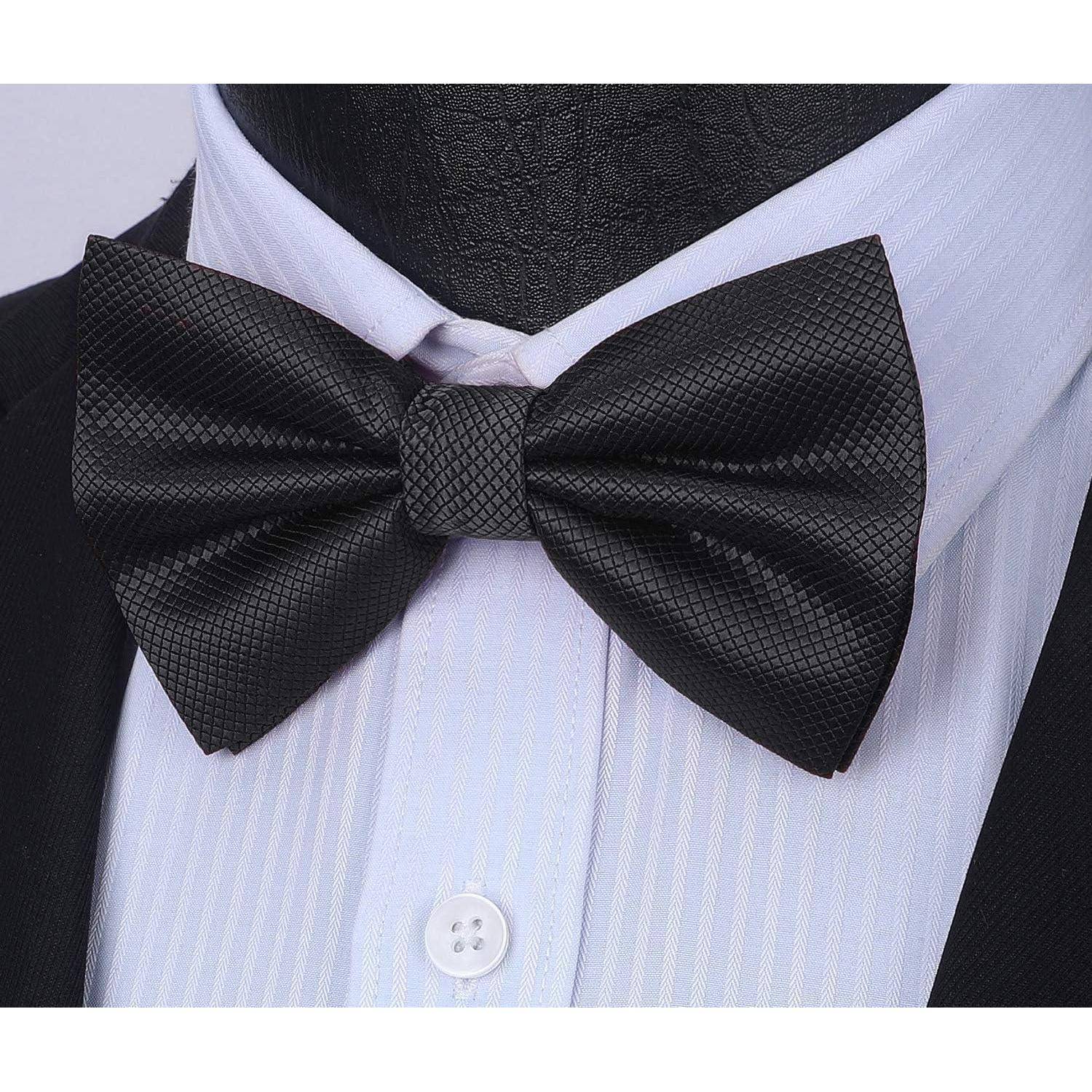 Eine schwarze strukturierte Fliege ist ordentlich an einem weißen Hemd und einer dunklen Jacke gebunden und präsentiert eine formelle, elegante Garderobe.