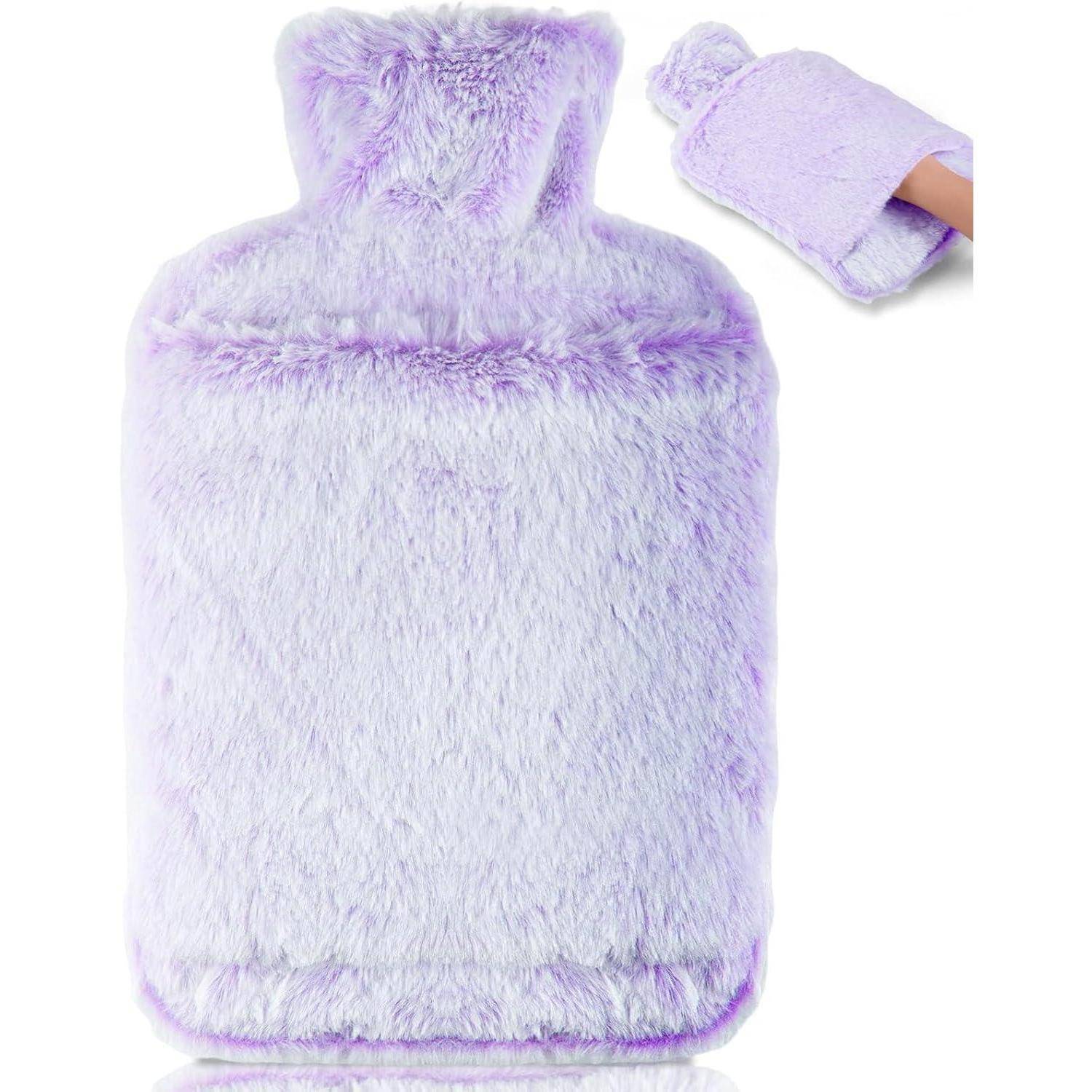 Eine Lavendel-Plüsch-Wärmflasche mit einer passenden Handmanschette. Die Hauptflasche ist in voller Größe, während die Handmanschette über das Handgelenk gezogen werden kann, um Wärme zu spenden.