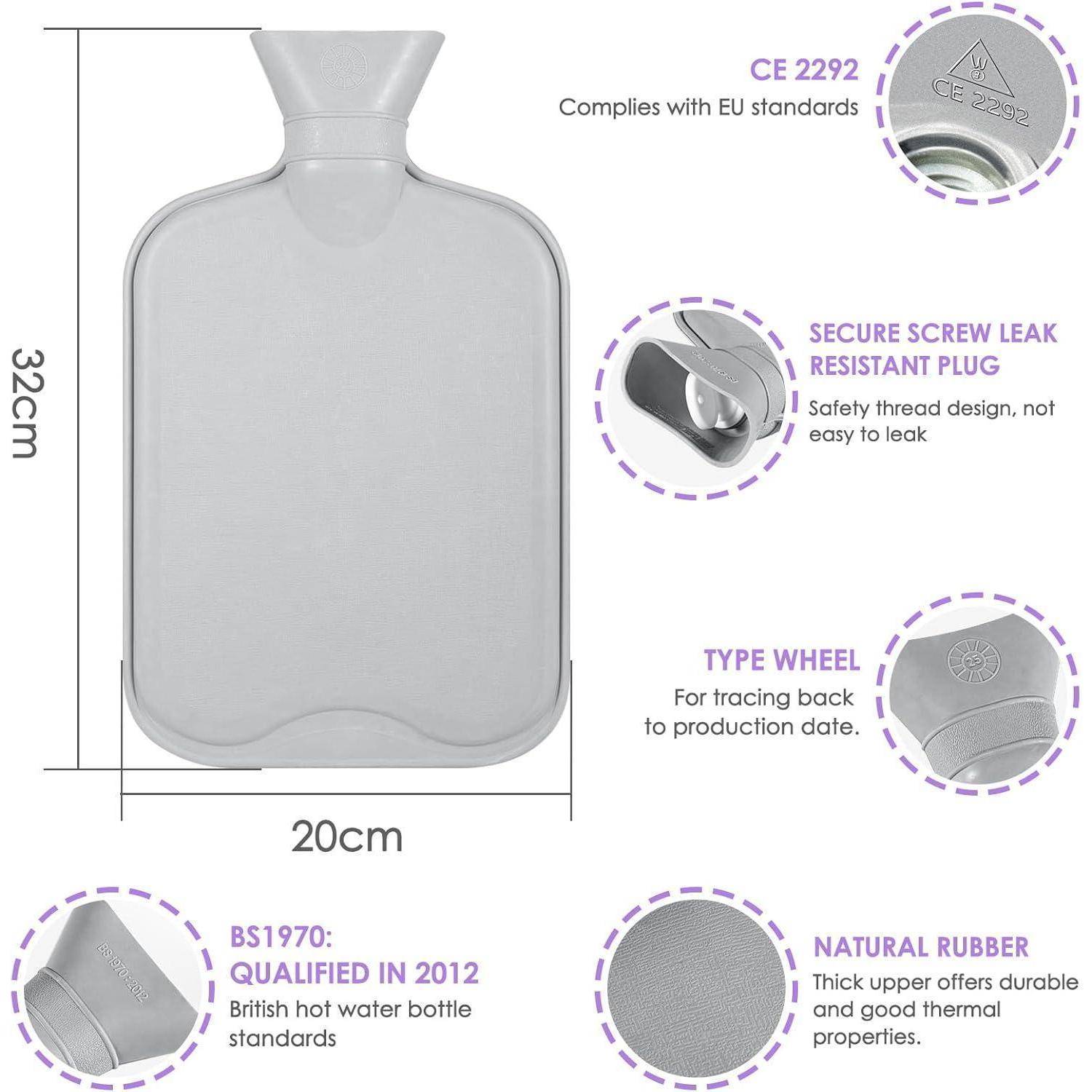 Eine graue Wärmflasche mit den Maßen 32x20 cm. Merkmale umfassen einen sicheren Schraubverschluss mit auslaufsicherer Dichtung, Laufradventil und Naturkautschuk. Entspricht EU-Normen und der BS1970-Zertifizierung.