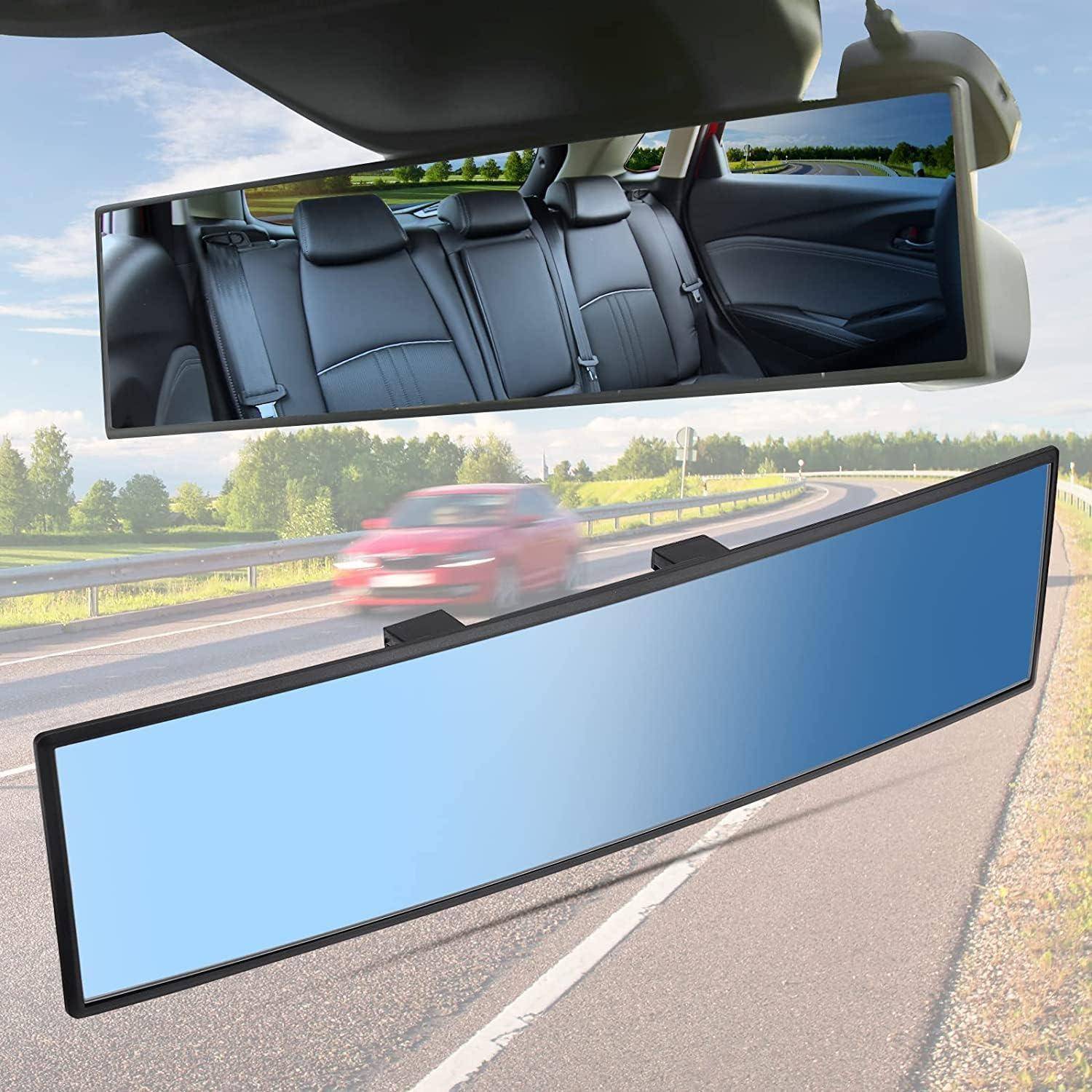 Ein Rückspiegel zeigt ein klares Spiegelbild des Rücksitzes im Wageninneren. Die Außenansicht mit einem roten Auto auf der Straße ist nicht sichtbar.