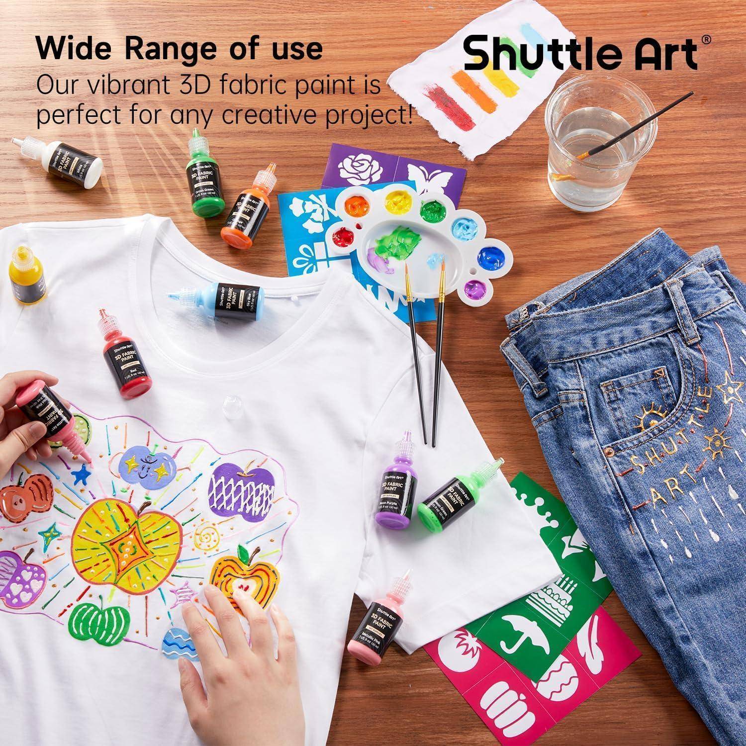 Eine Person verziert ein weißes T-Shirt mit bunter 3D-Textilfarbe. Text lautet: 