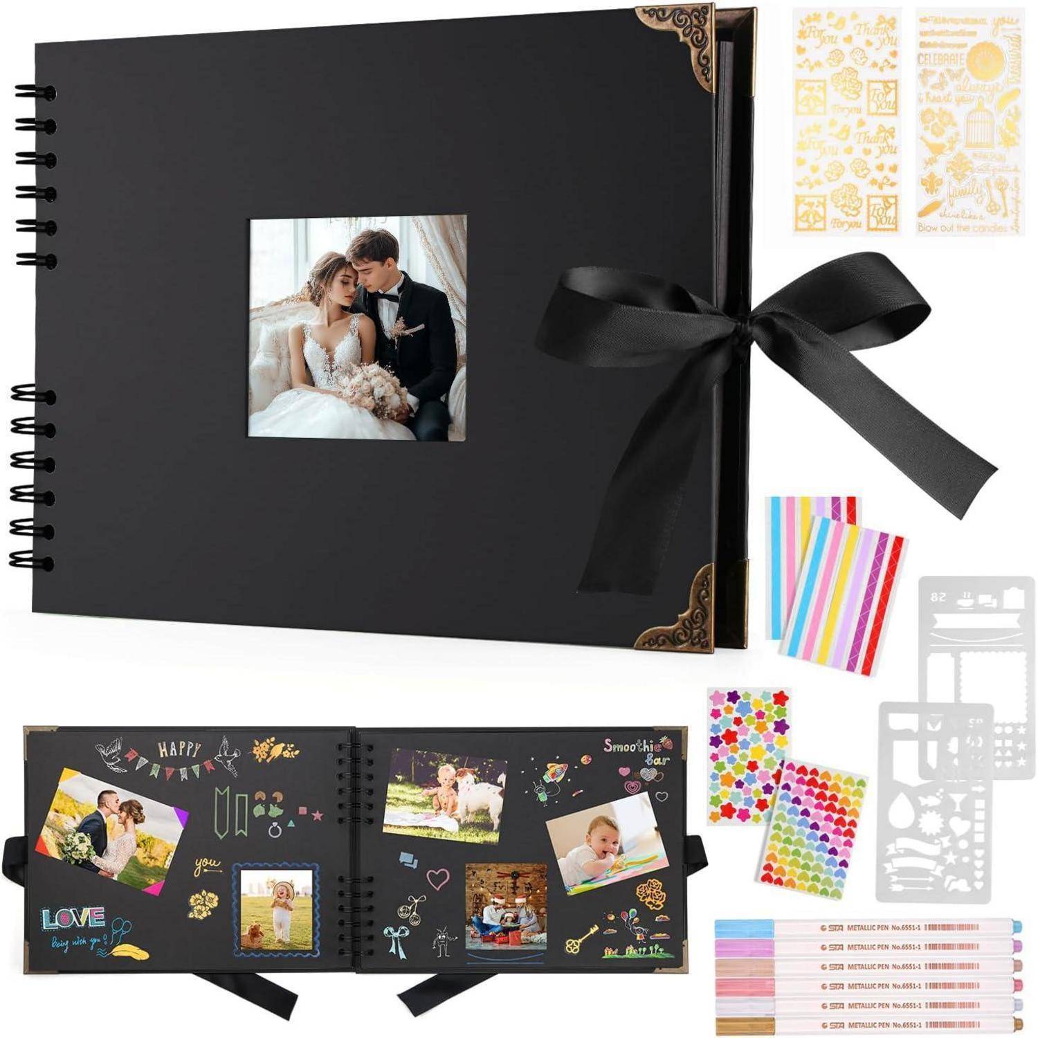 Ein schwarzes Scrapbook mit einer Bandverschließung wird gezeigt, das auf dem Einband ein Hochzeitsfoto des Brautpaares trägt. Umgebende Gegenstände umfassen bunte Stifte, Sticker, Schablonen und Fotoaufkleber, die dazu gedacht sind, die Scrapbook-Seiten zu personalisieren.