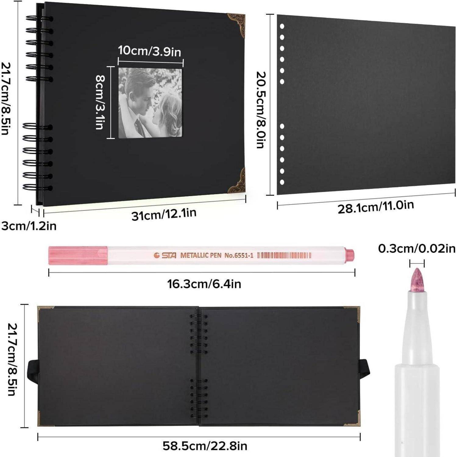 Schwarzes Scrapbook mit einem Einbandbildfenster (10 cm/3,9 Zoll bei 8 cm/3,1 Zoll), Maße 31,2 cm/12,1 Zoll bei 21,7 cm/8,5 Zoll. Geliefert mit einem pinkfarbenen Metallic-Stift (16,3 cm/6,4 Zoll) und einer offenen Layoutgröße von 58,5 cm/22,8 Zoll.