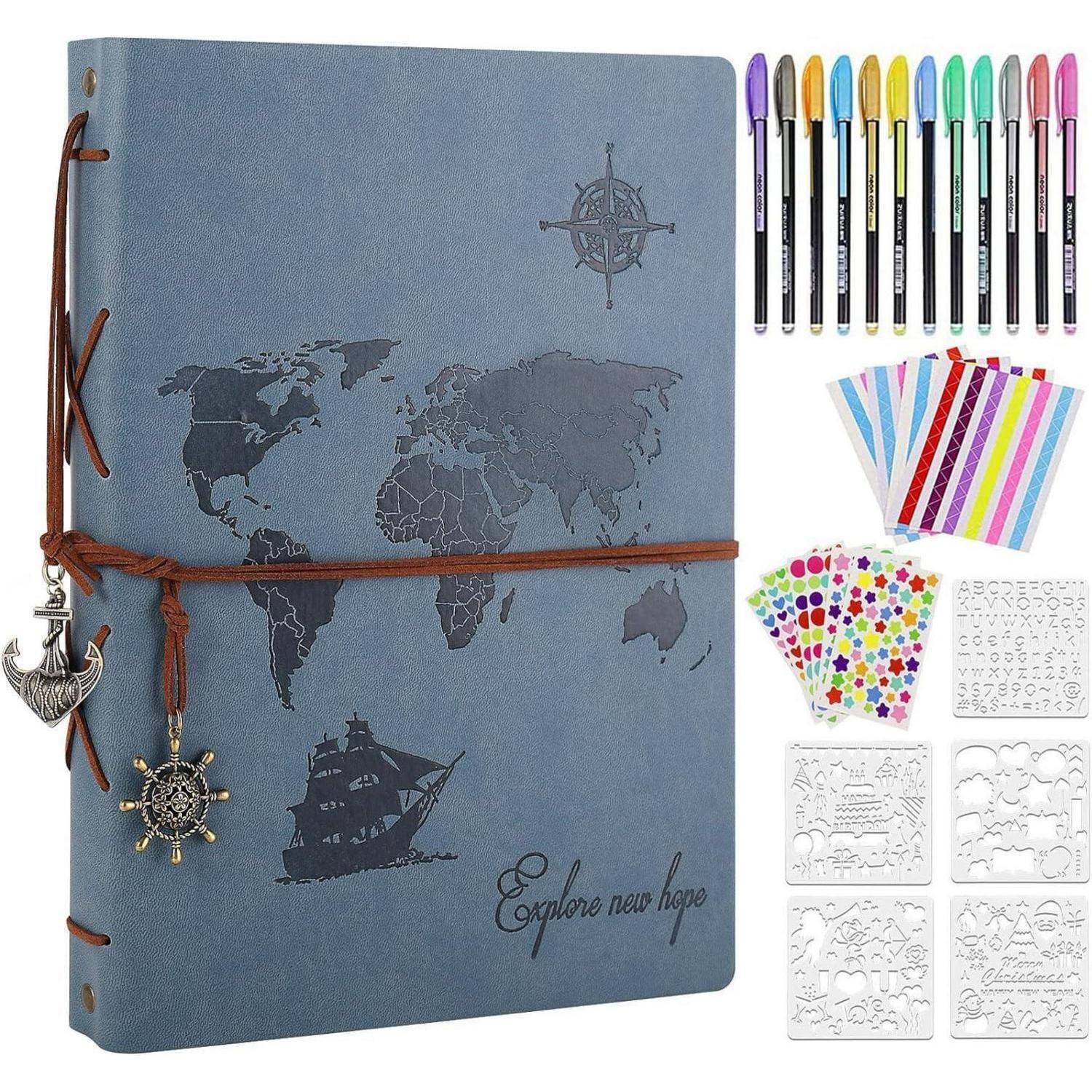 Ein Reise-inspiriertes Journaling-Set mit einem blauen Umschlag, der eine Weltkarte und den Text ‚Entdecke neue Hoffnung' zeigt. Enthält bunte Stifte, Sticker und Schablonen.