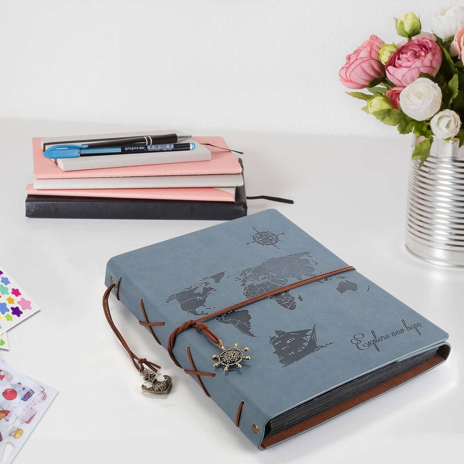 Ein blaues Tagebuch mit einer Kartendesign und dem Schriftzug 