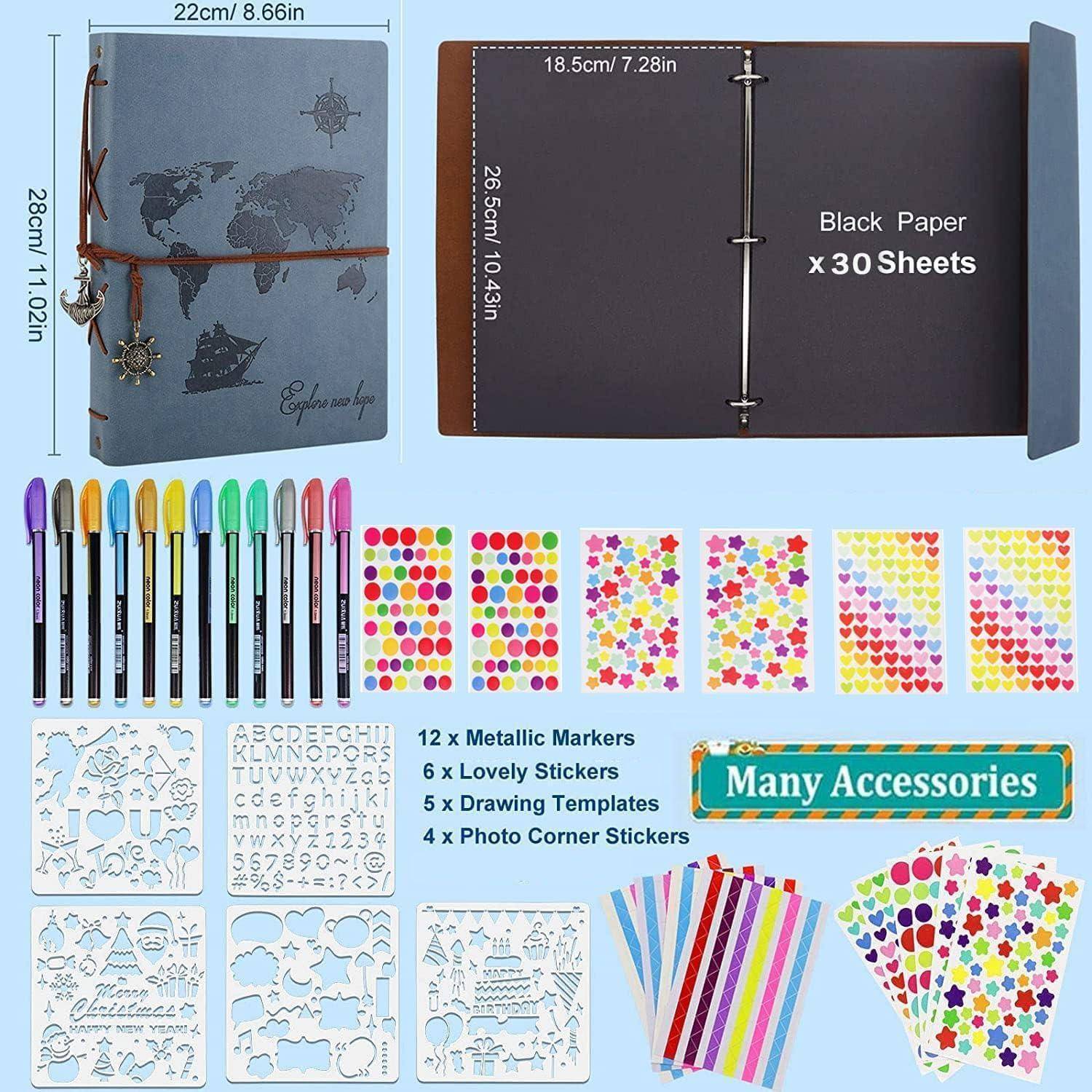 Das Scrapbook-Set enthält eine weltkartenmotivierte Umschlagseite, 30 Blatt schwarzes Papier sowie verschiedene Zubehörteile wie Marker, Sticker und Schablonen.