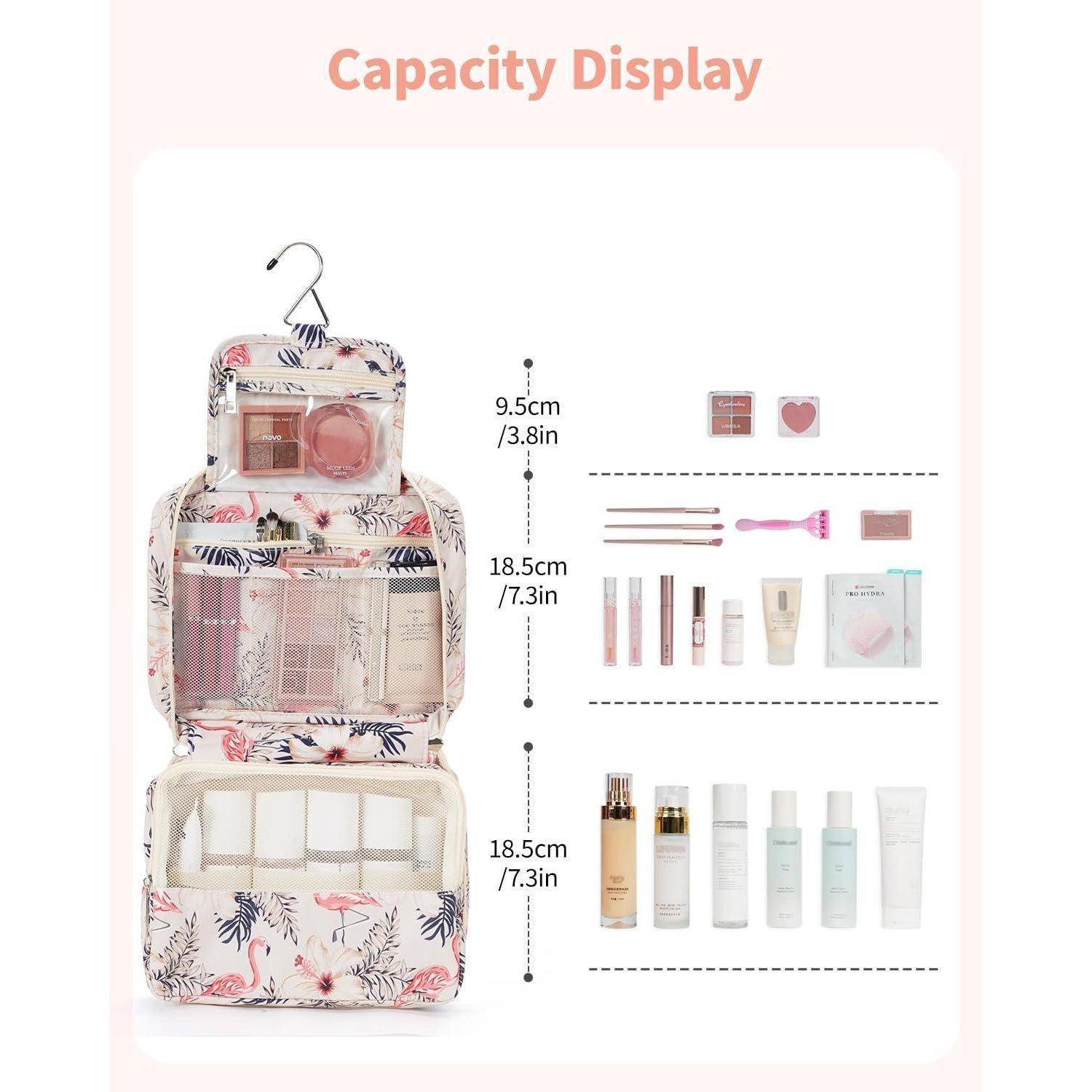 Hängende Kosmetiktasche mit floralem Muster, die drei Fächer zeigt, die mit verschiedenen Make-up-Artikeln gefüllt sind; Abmessungen zur Größenreferenz beschriftet.