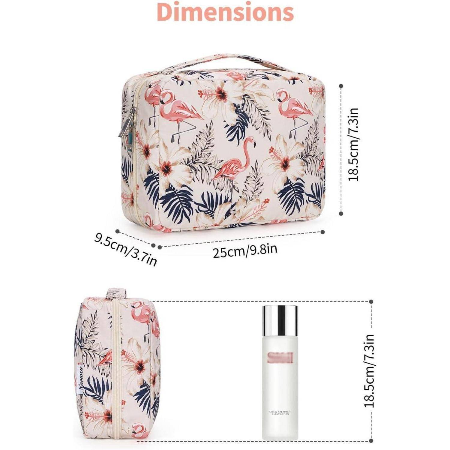 Dimensionen' Textbild mit einer gedruckten Reise-Toilettetasche mit Flamingo- und Blumenmuster, misst 25 cm/9,8 Zoll x 18,5 cm/7,3 Zoll x 9,5 cm/3,7 Zoll.